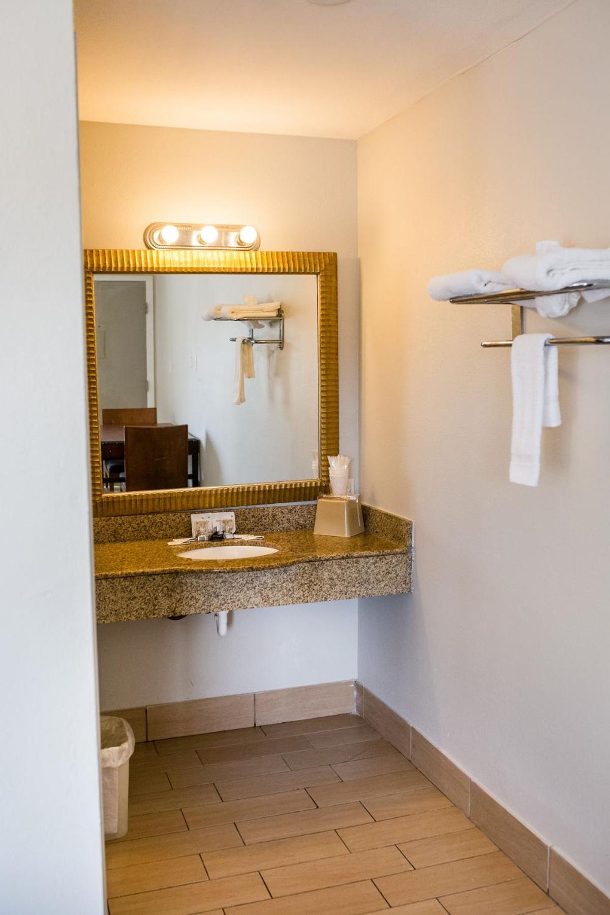 Harmony Inn and Suites photo 27