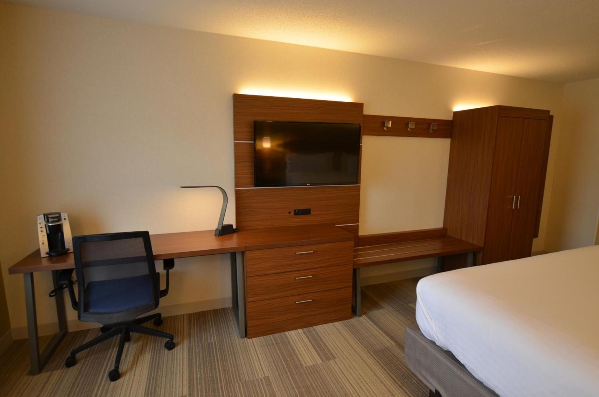 Holiday Inn Express Pittsburgh-Bridgeville by IHG photo 3