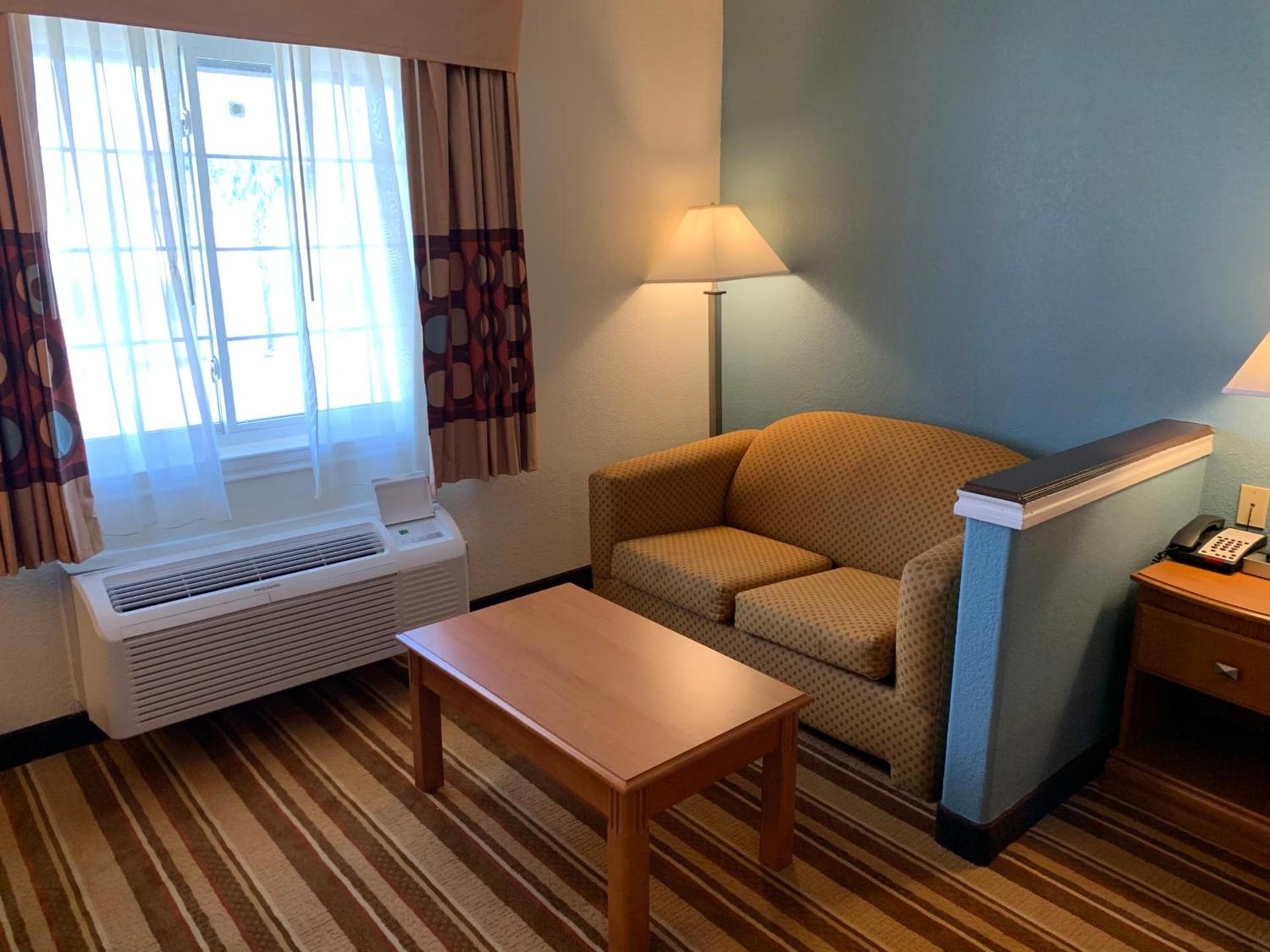Super 8 by Wyndham Beaumont I-10 College St photo 9