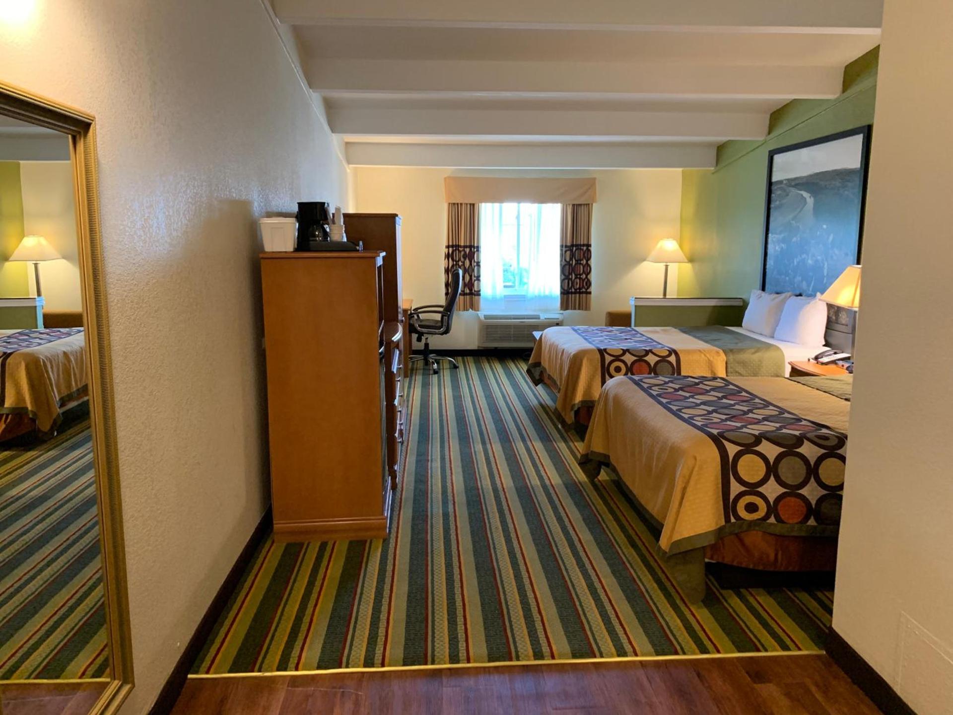 Super 8 by Wyndham Beaumont I-10 College St photo 12