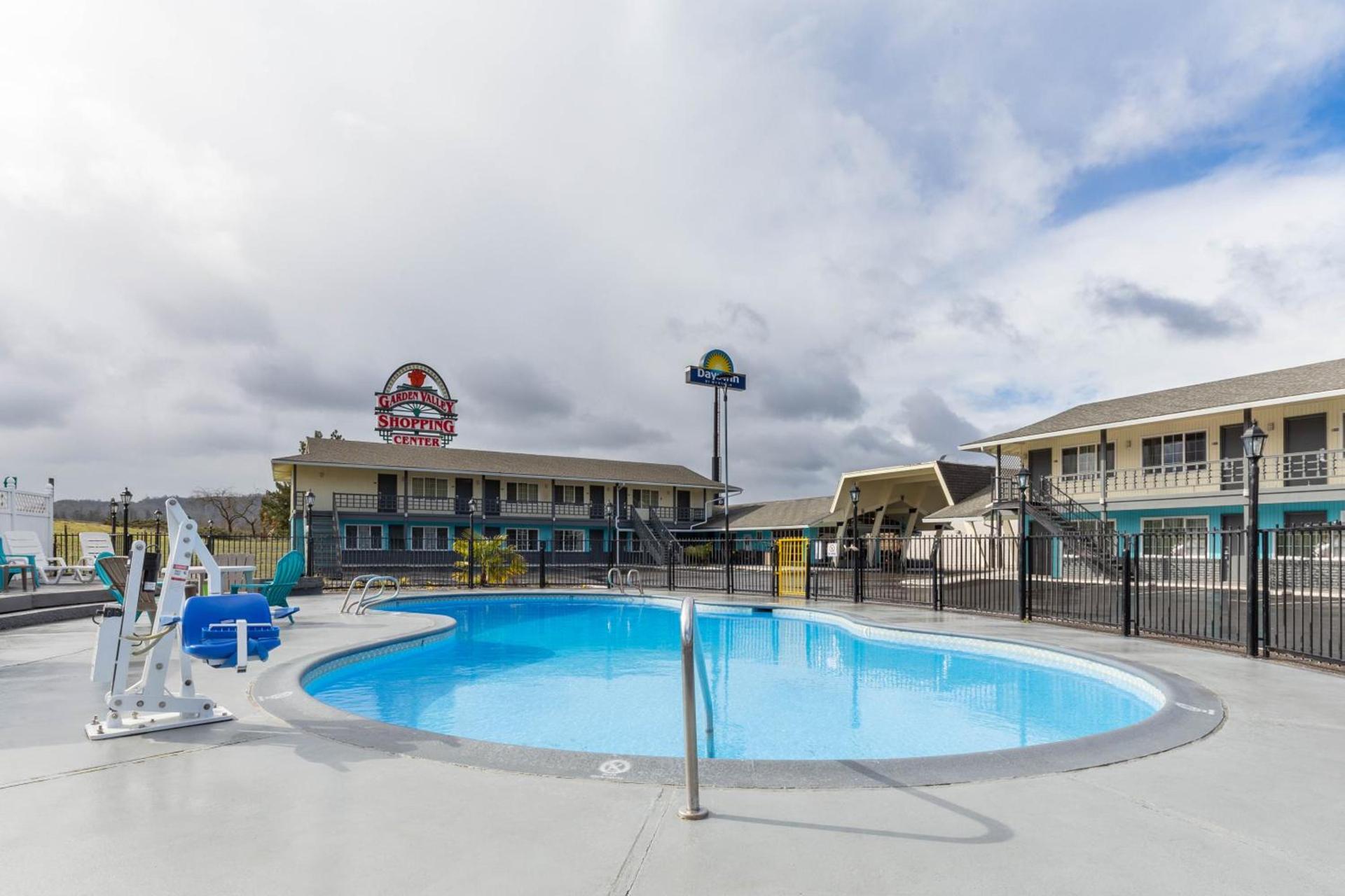 Rosewood Inn & Suites photo 6