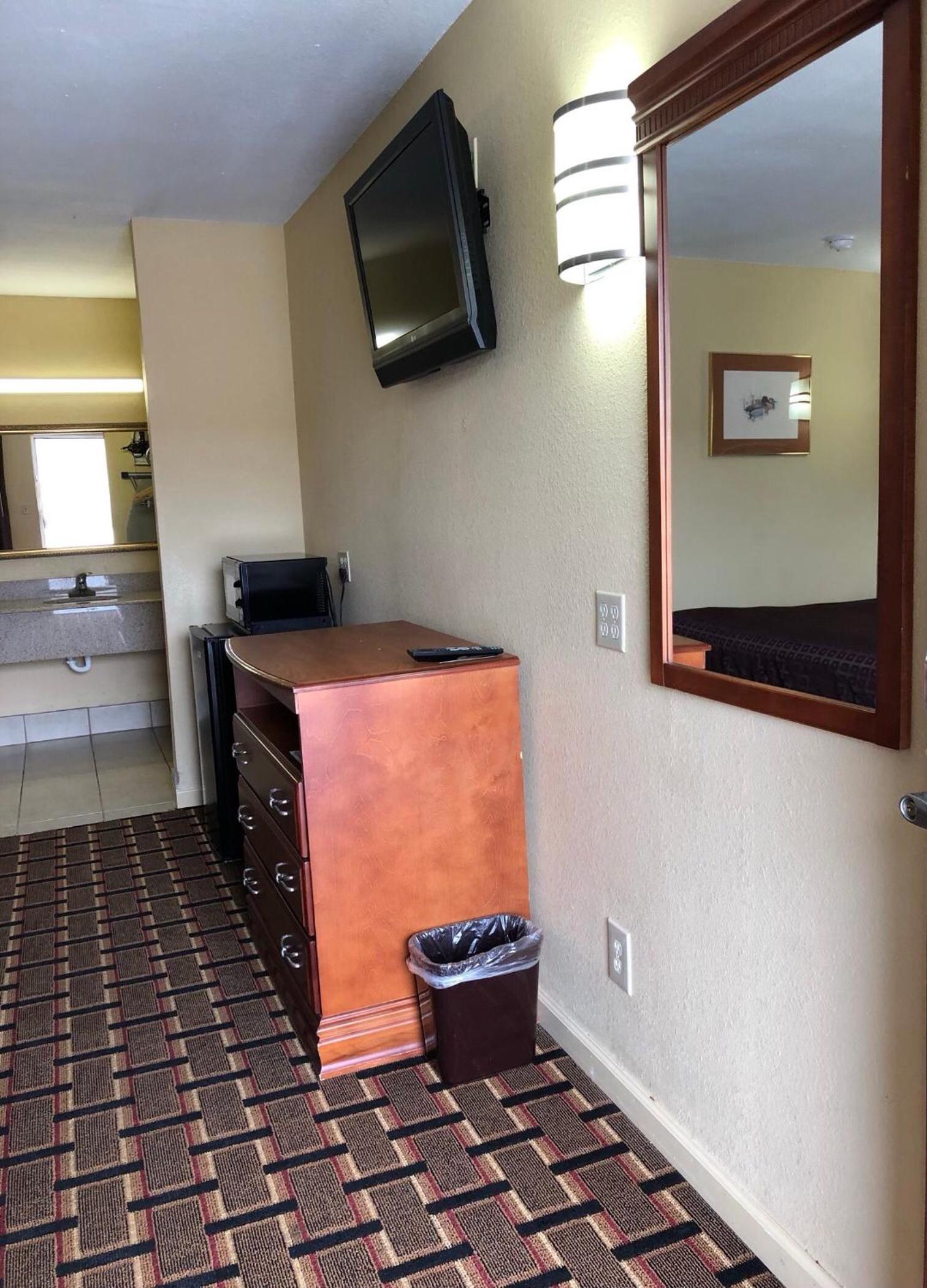 Americas Best Value Inn-Indianola photo 14