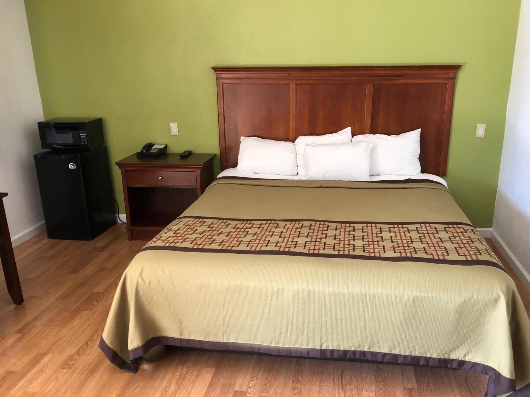 Americas Best Value Inn Visalia photo 16