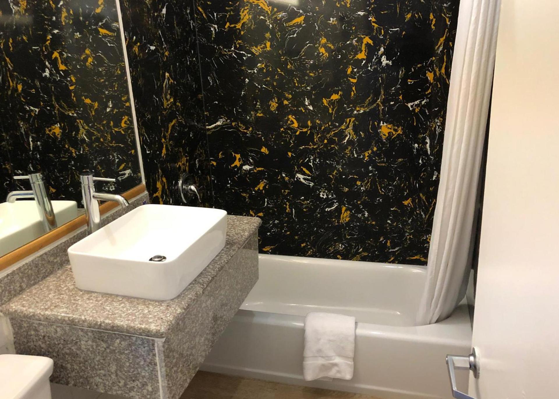 Americas Best Value Inn Visalia photo 15