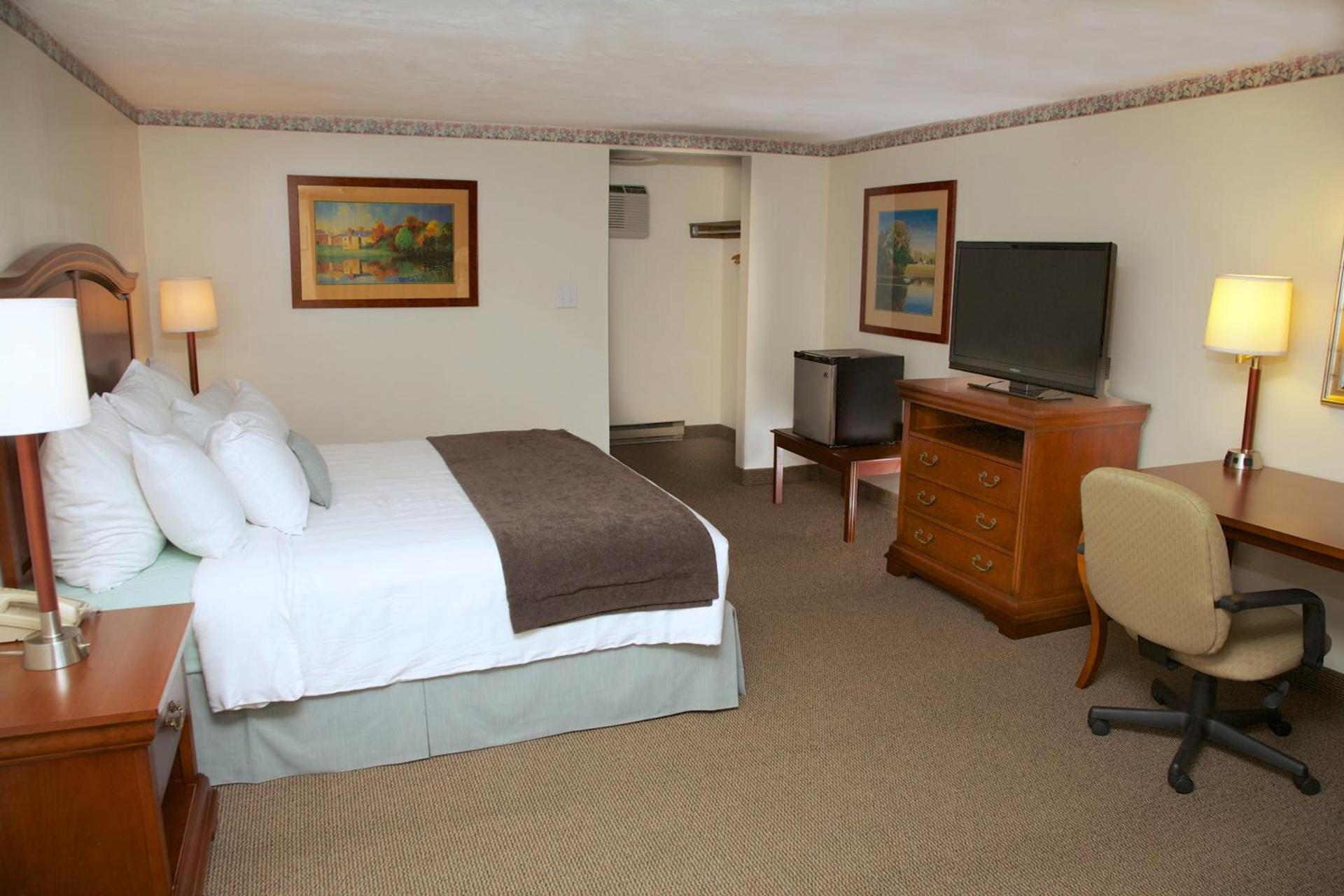 Holiday Hill Inn & Suites photo 41