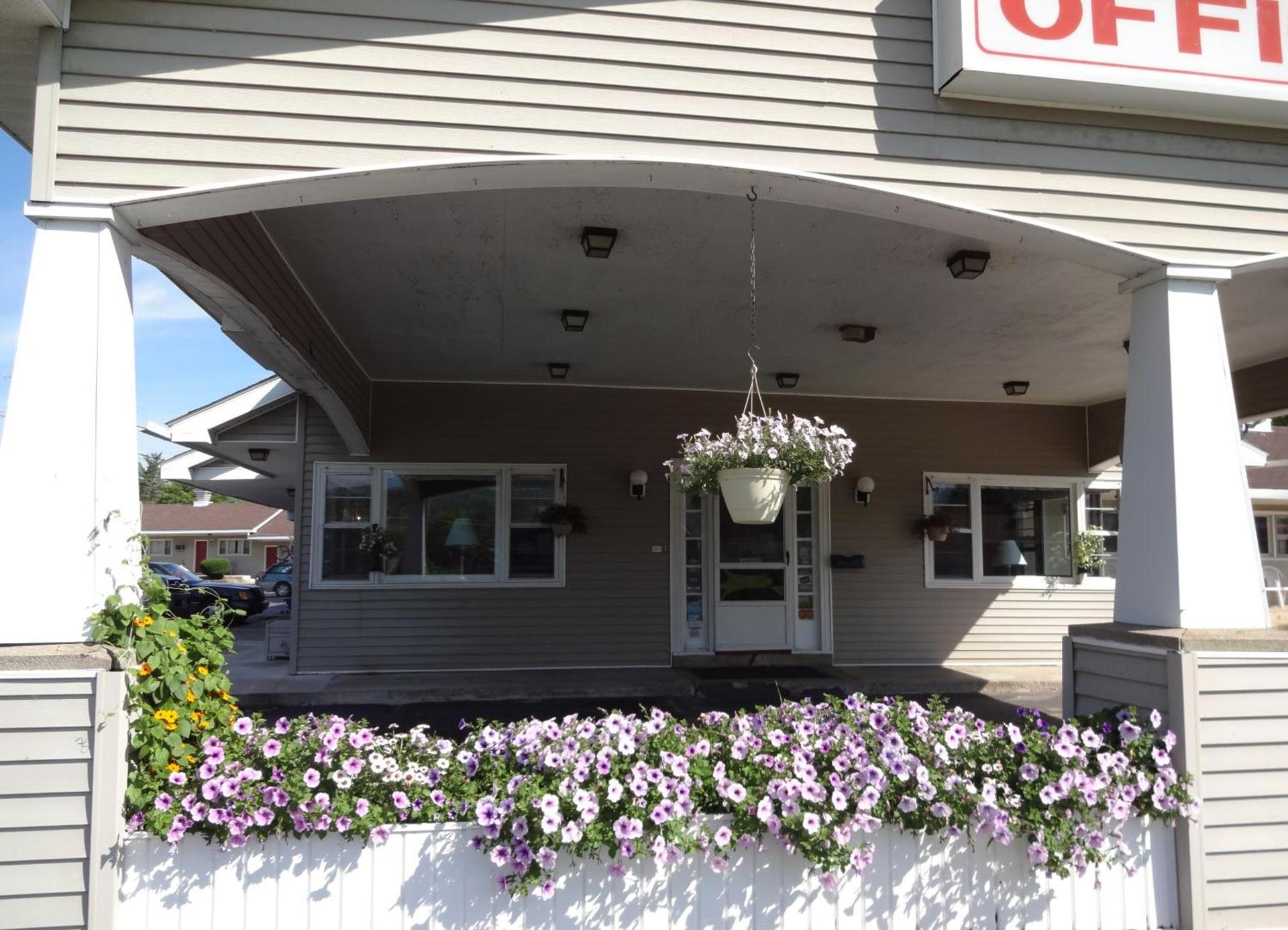 Gorham Motor Inn photo 28