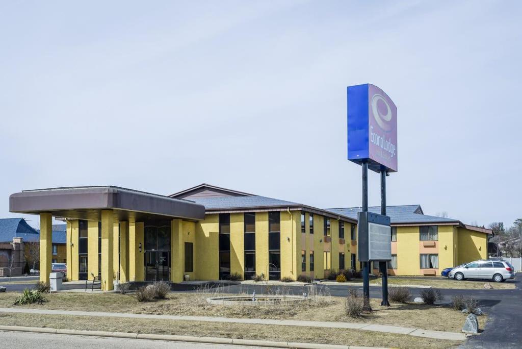 Econo Lodge Inn & Suites Wisconsin Dells photo 2