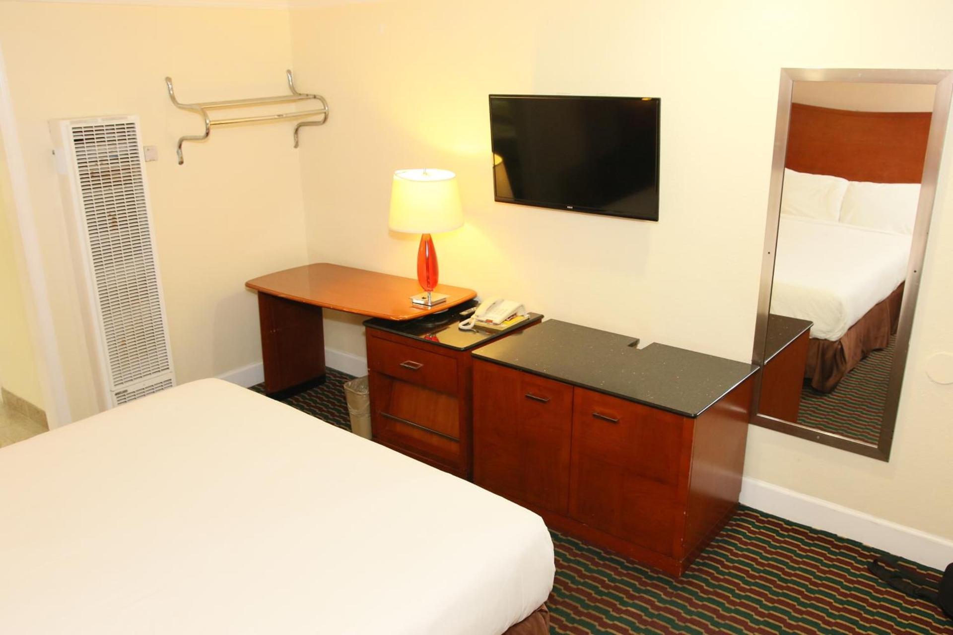 Town and Country Inn photo 13