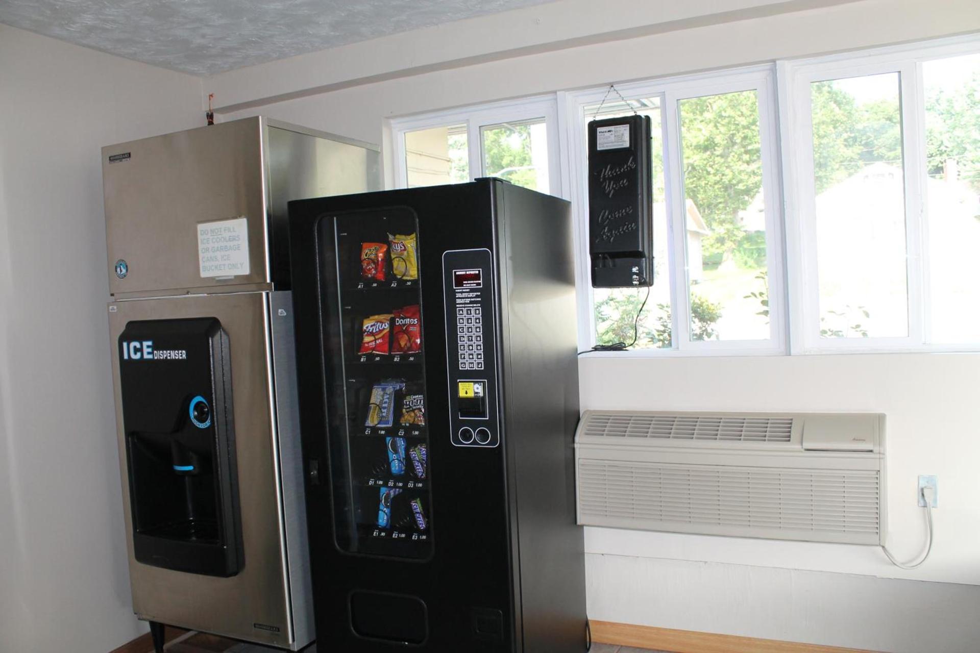 American Motor Inn - Rock Island photo 11