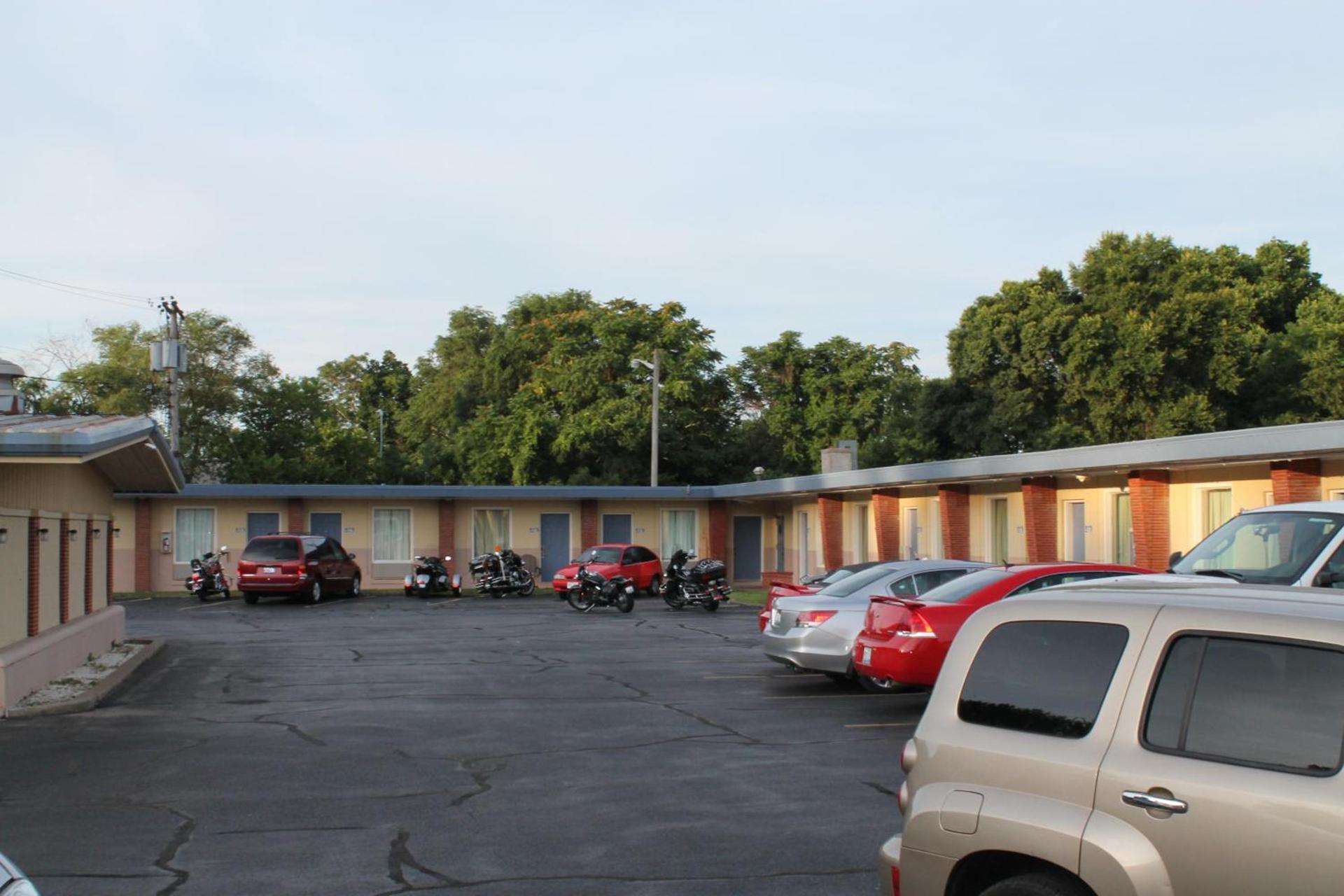 American Motor Inn - Rock Island photo 10