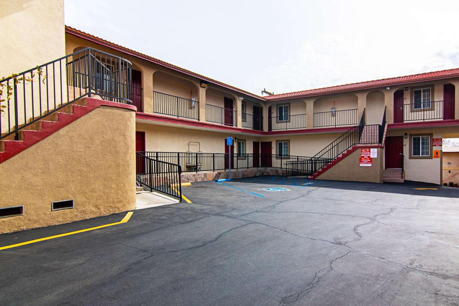 Econo Lodge Long Beach I-405 photo 1