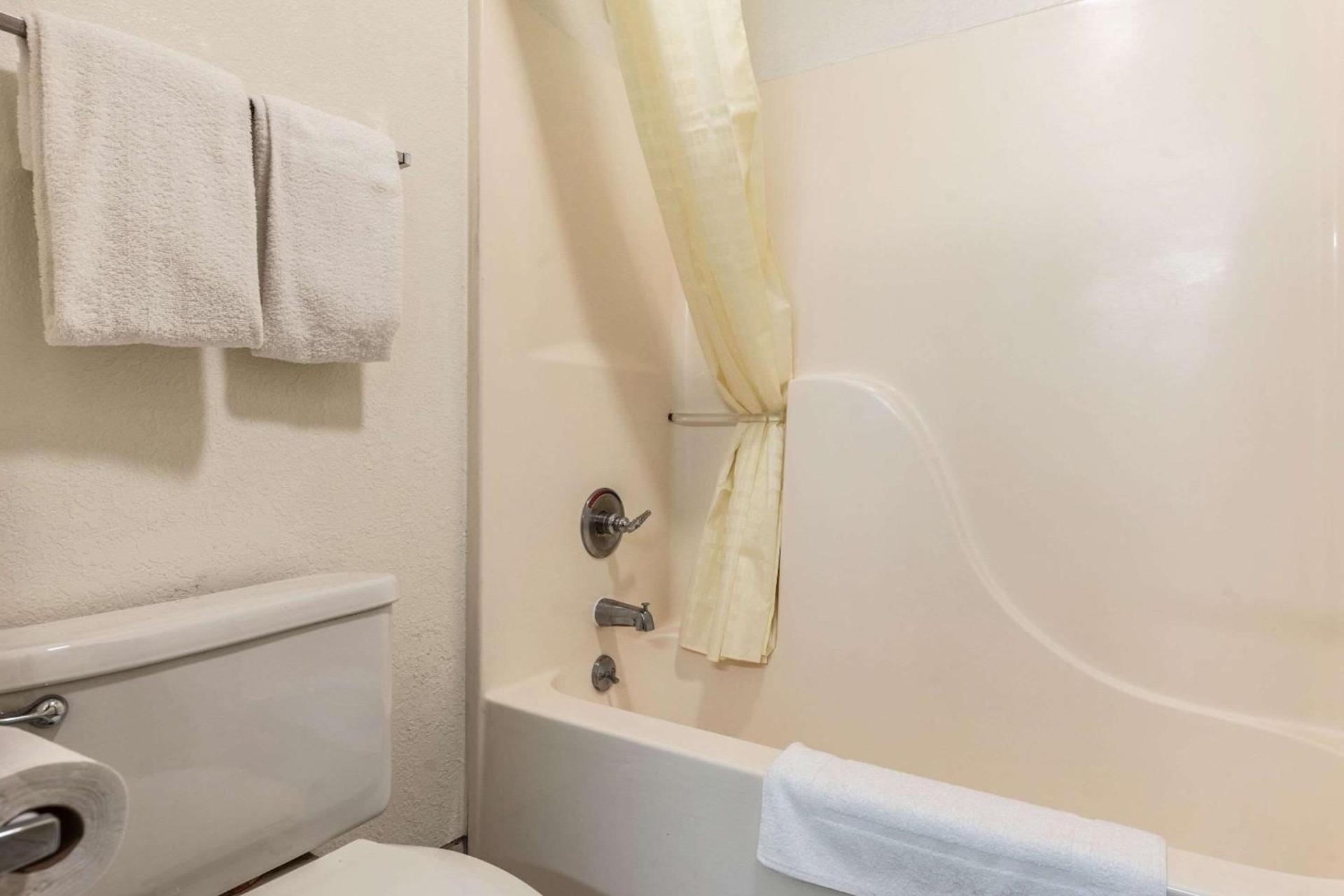 Econo Lodge Inn & Suites Mckinney - Plano North photo 15
