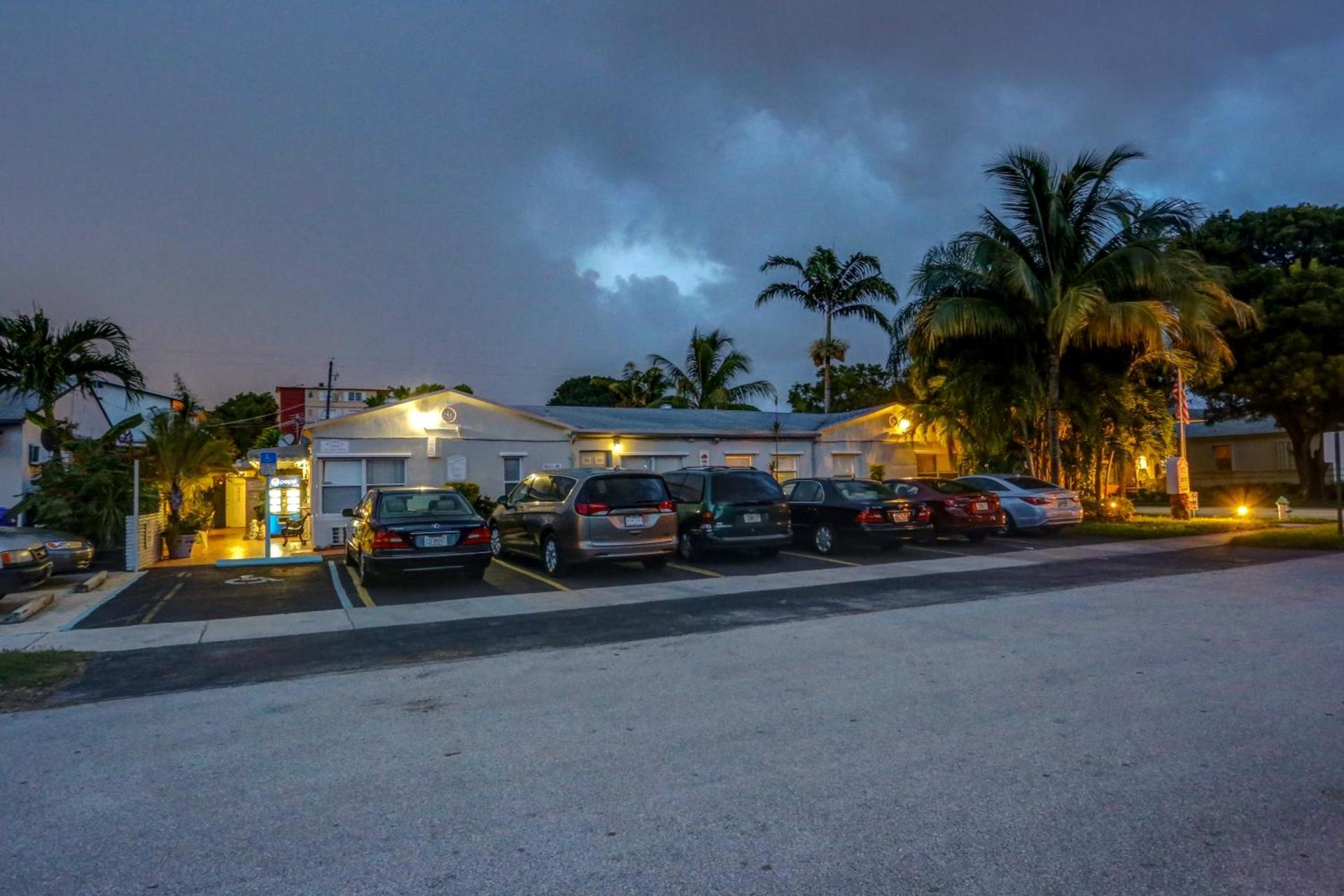 Richard's Motel Courtyard photo 6