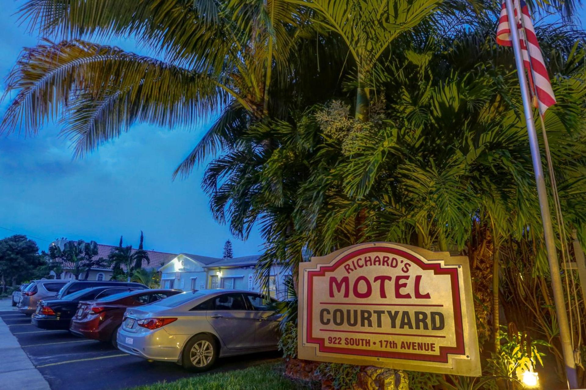 Richard's Motel Courtyard photo 7