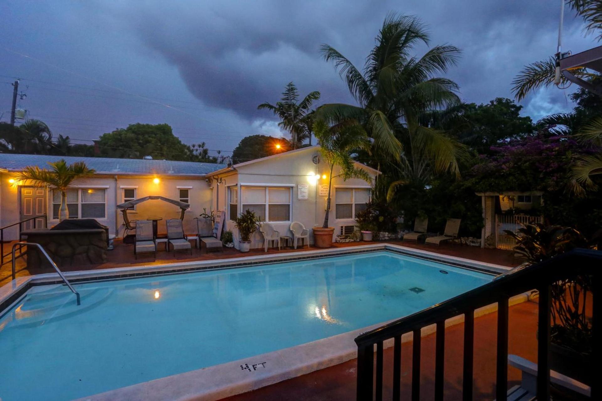 Richard's Motel Courtyard photo 10
