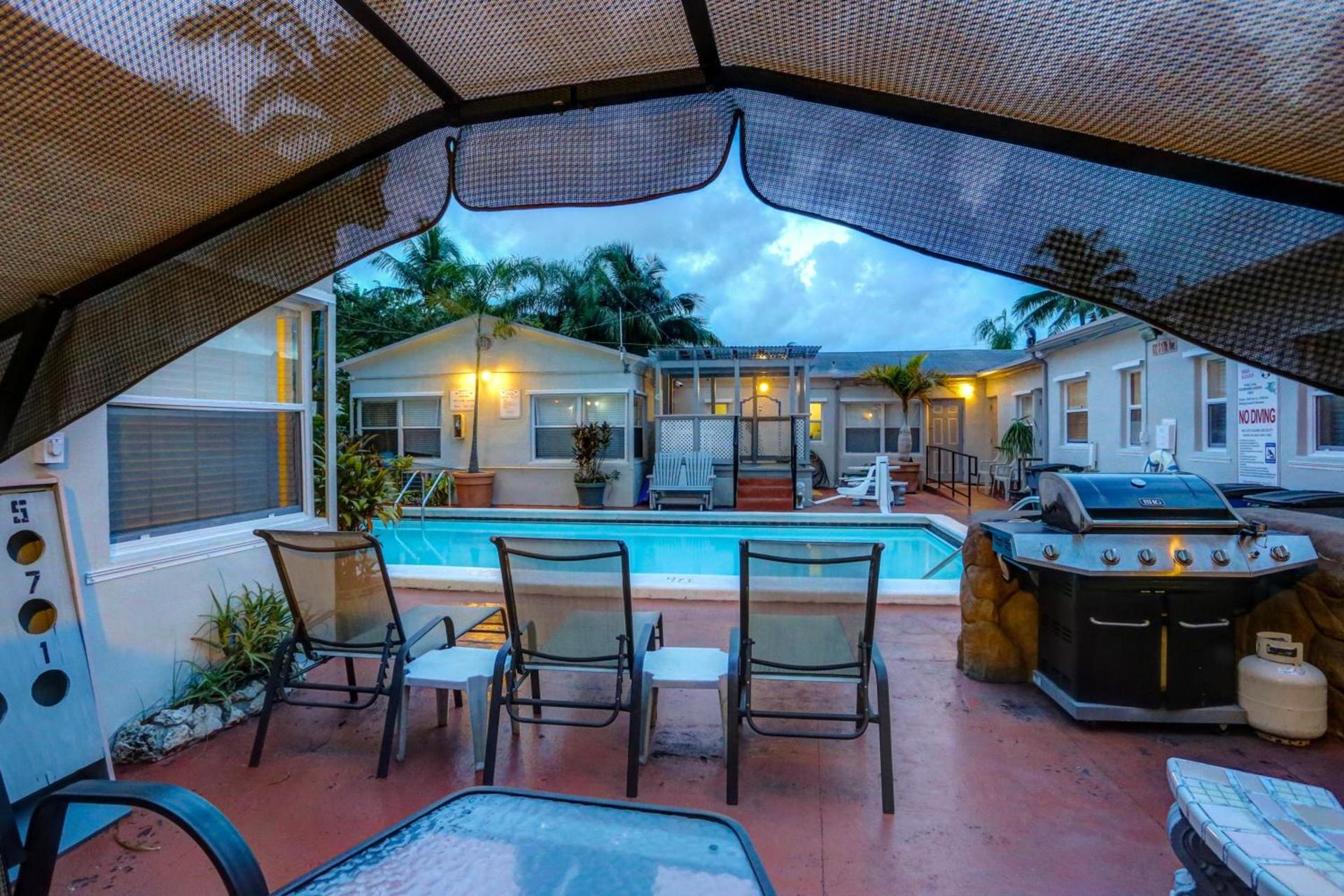 Richard's Motel Courtyard photo 19