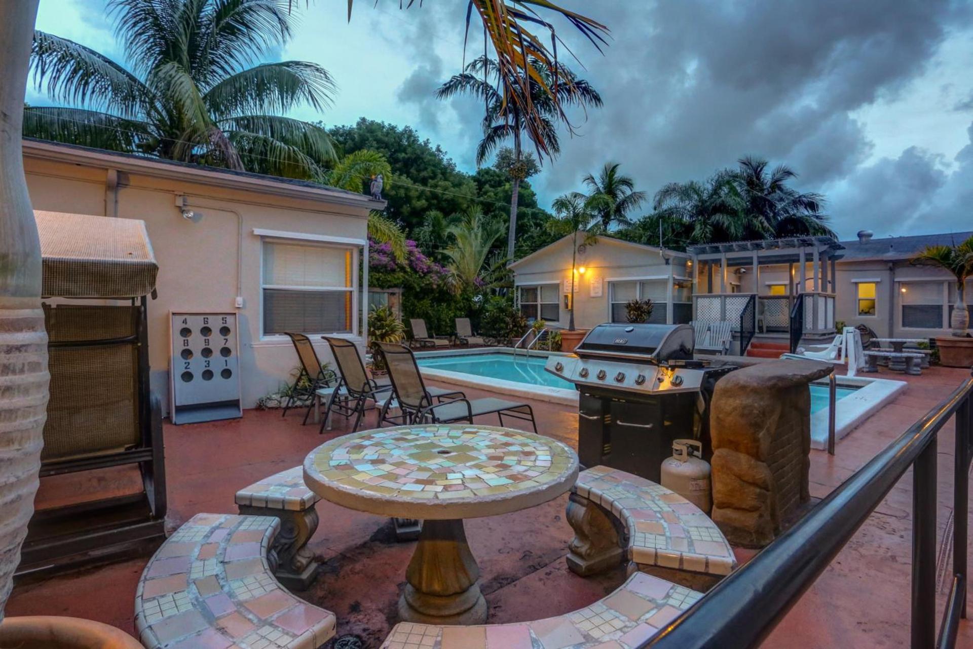 Richard's Motel Courtyard photo 23