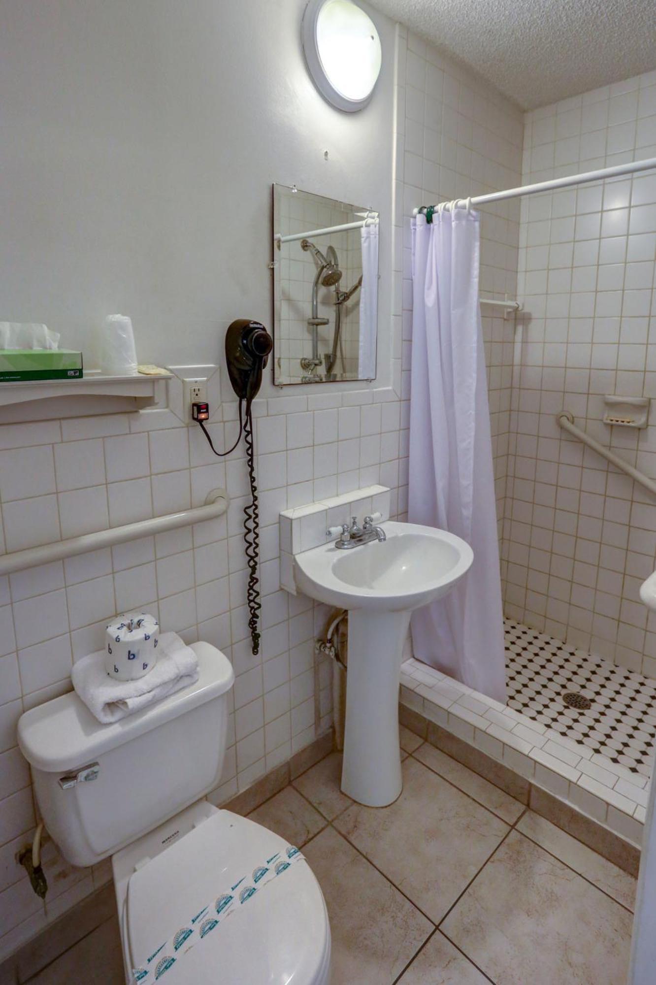 Richard's Motel Studios photo 7