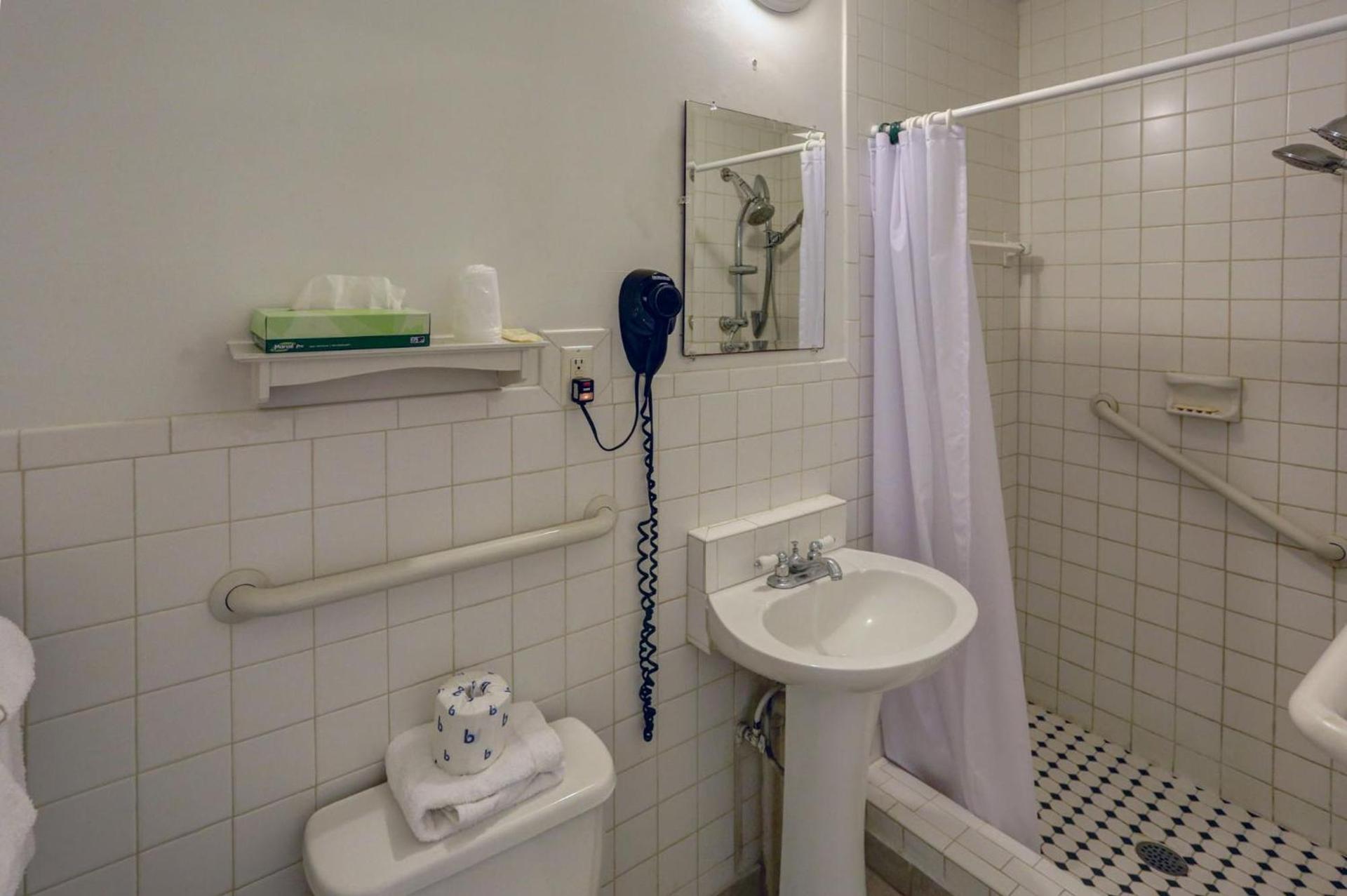 Richard's Motel Studios photo 9
