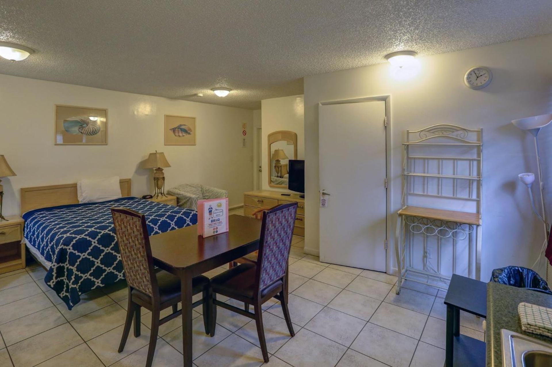 Richard's Motel Studios photo 11
