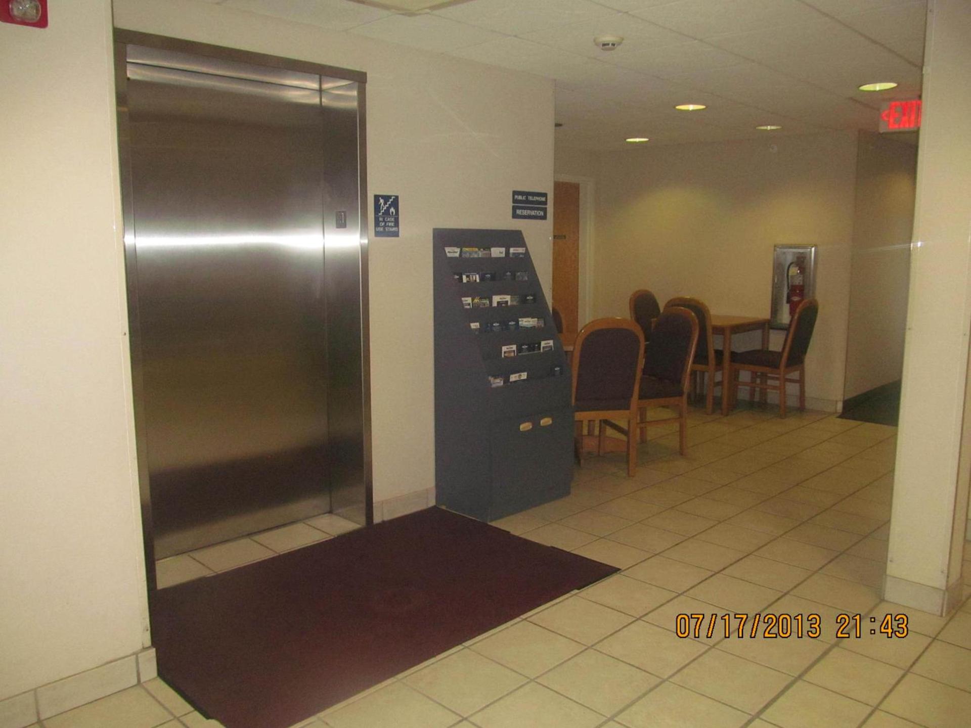 Microtel Inn by Wyndham Champaign photo 9