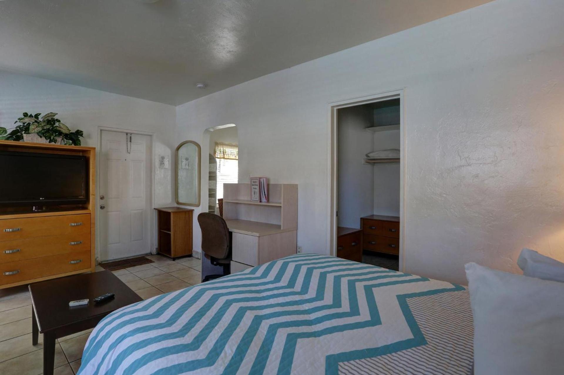 Richard's Motel Courtyard photo 41