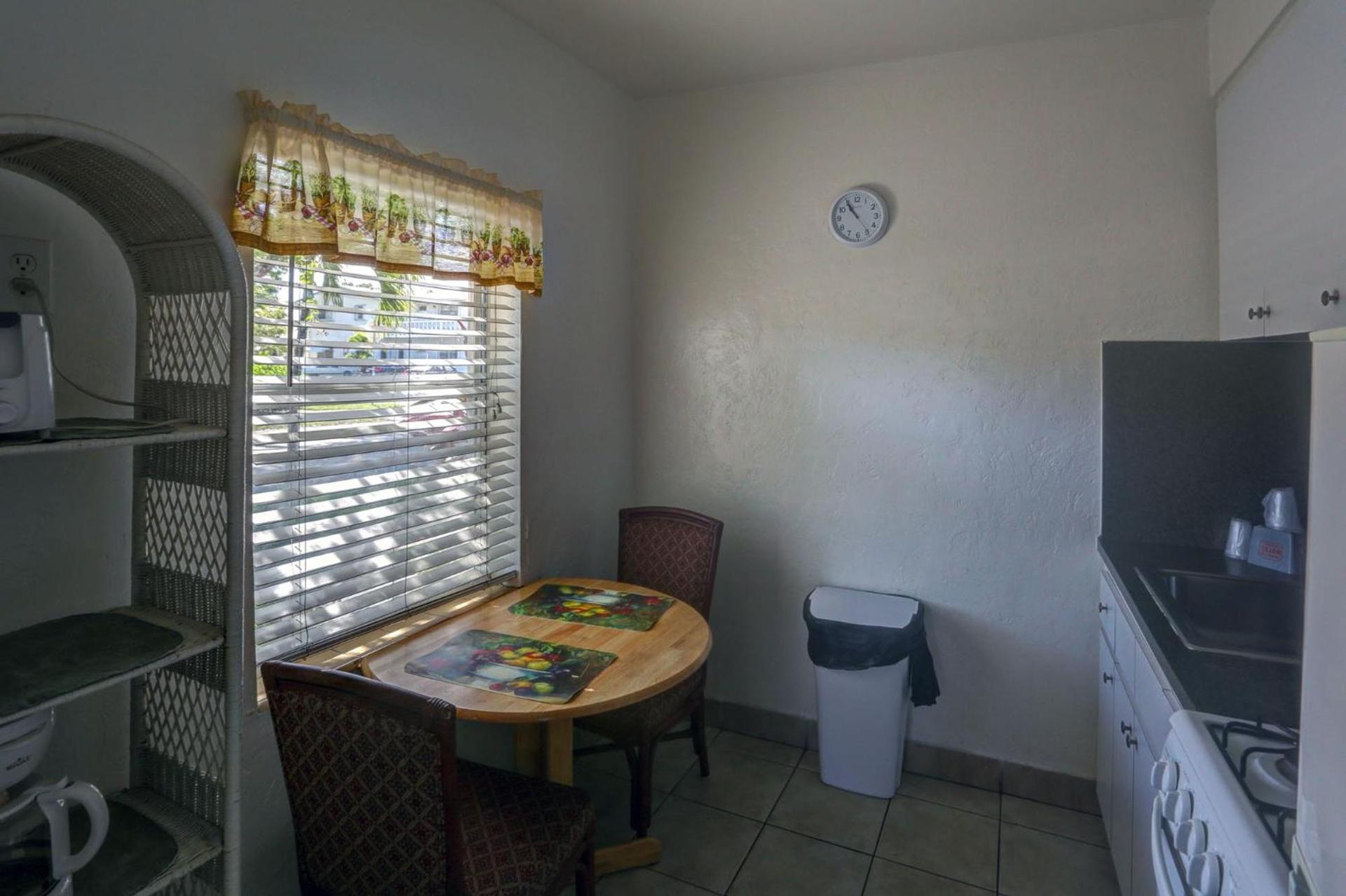 Richard's Motel Courtyard photo 35