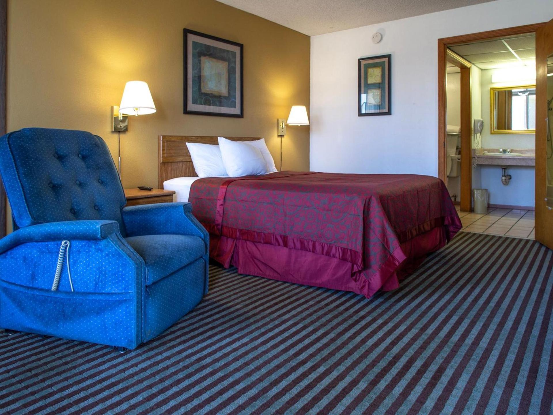Days Inn by Wyndham Clinton photo 3