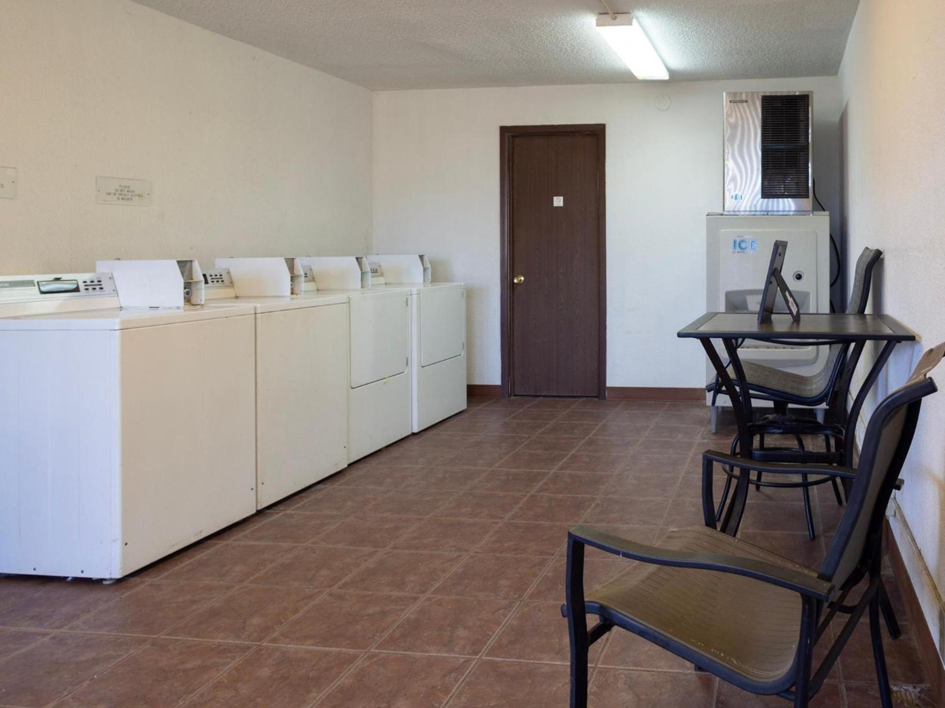 Days Inn by Wyndham Clinton photo 6