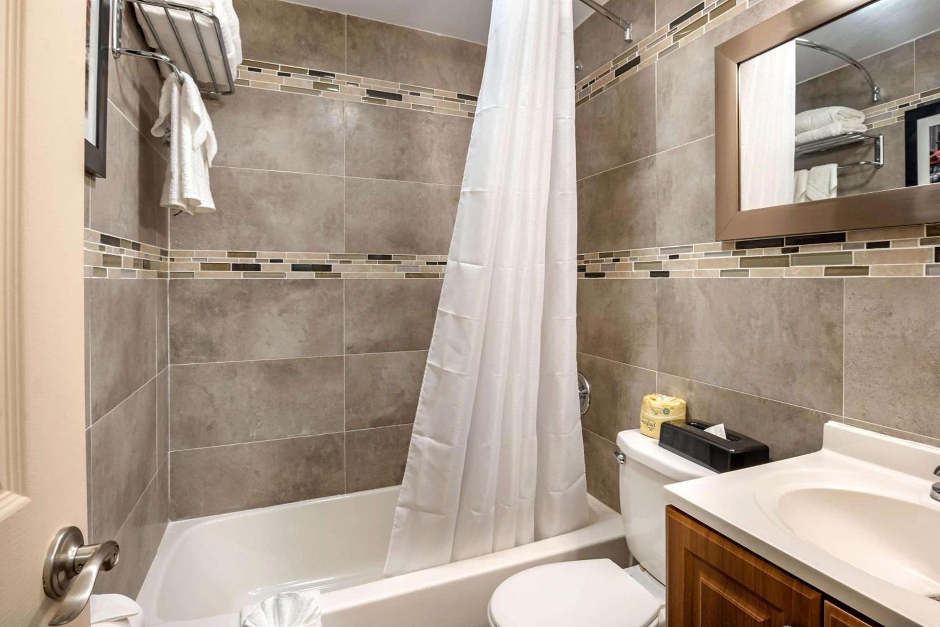 Downtown Hollywood Gardens Inn & Suites photo 35