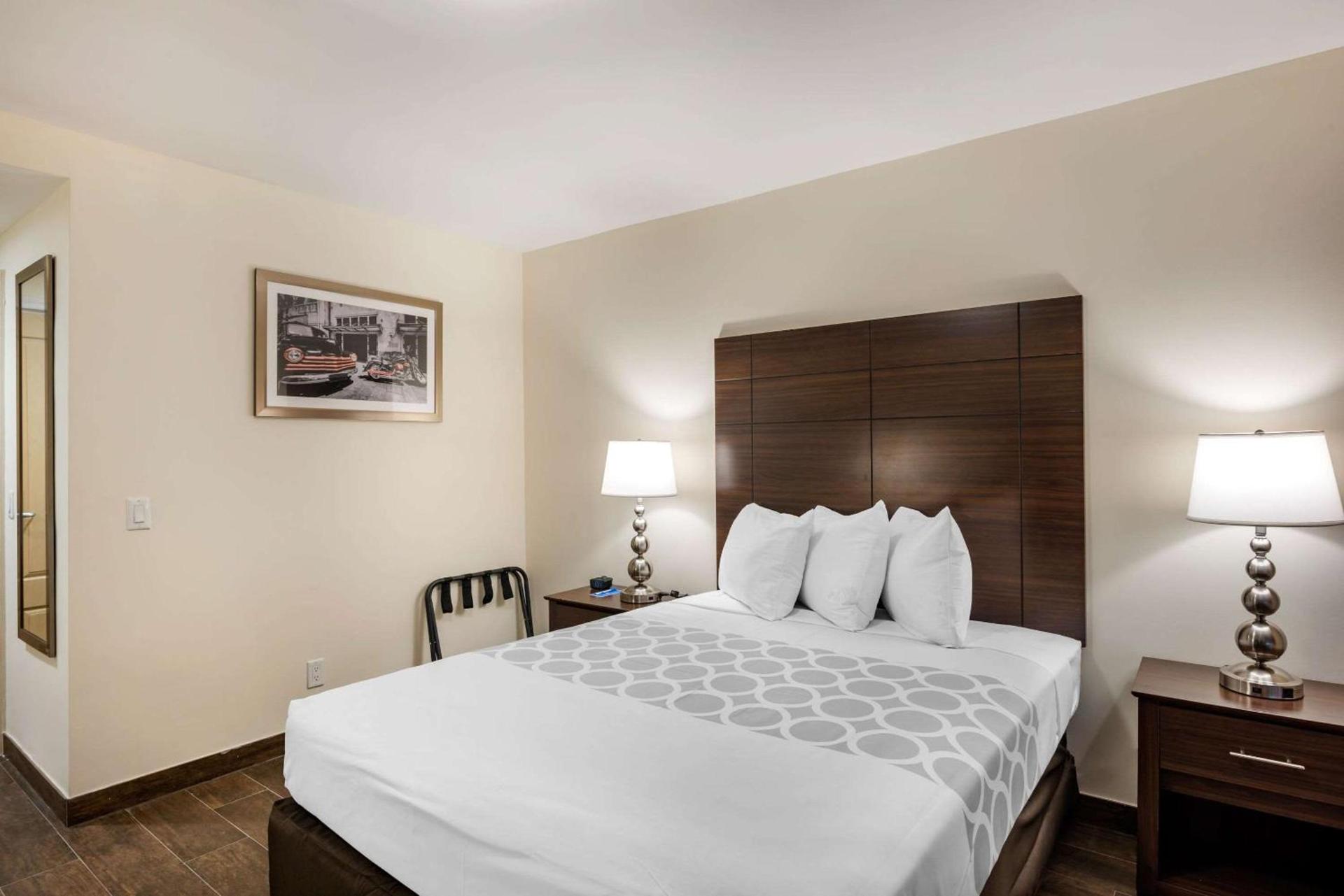 Downtown Hollywood Gardens Inn & Suites photo 26