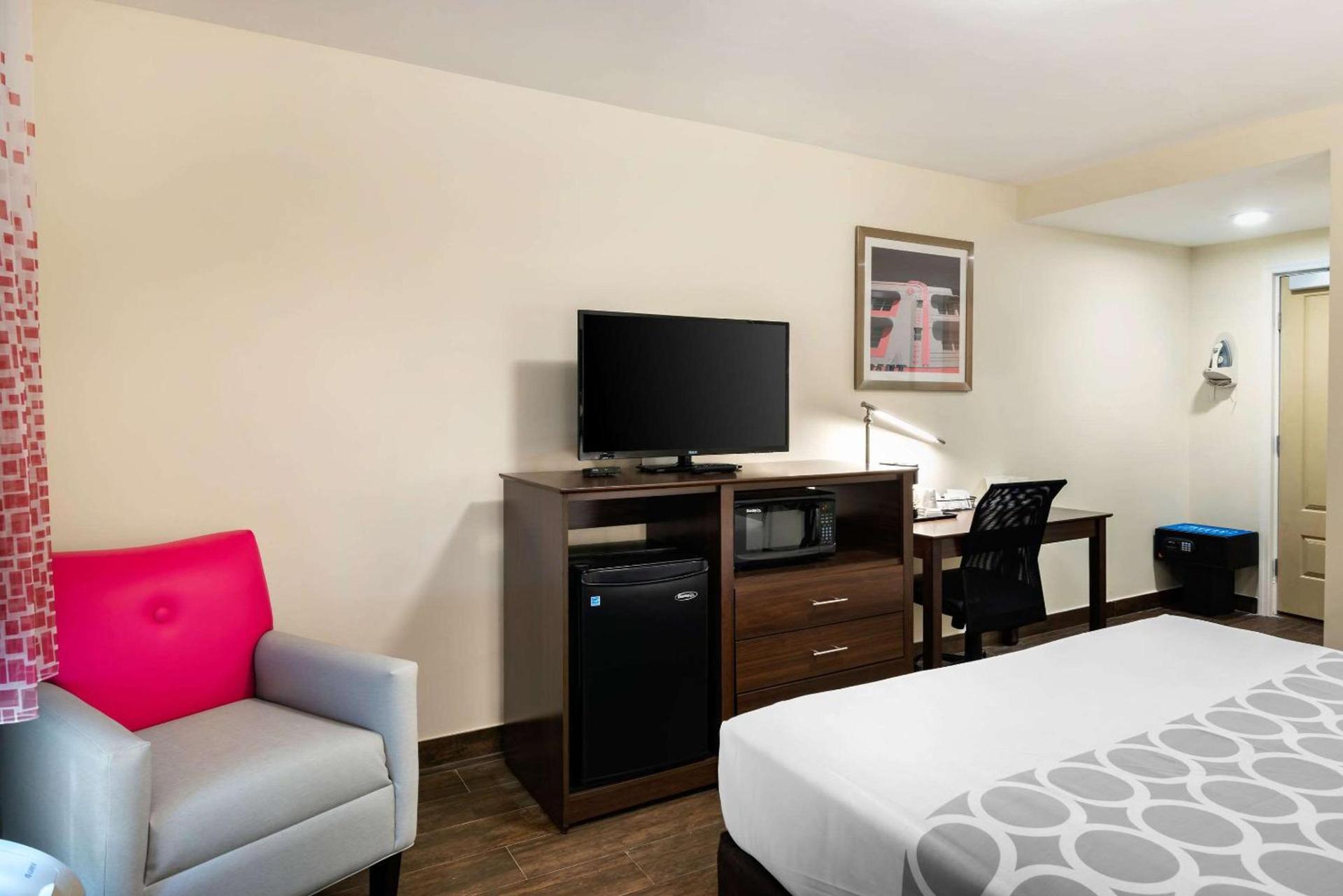 Downtown Hollywood Gardens Inn & Suites photo 27