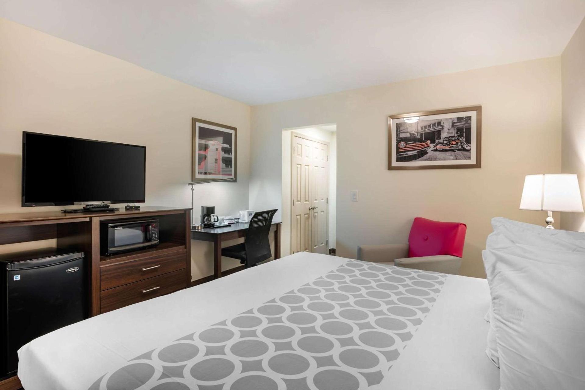 Downtown Hollywood Gardens Inn & Suites photo 24