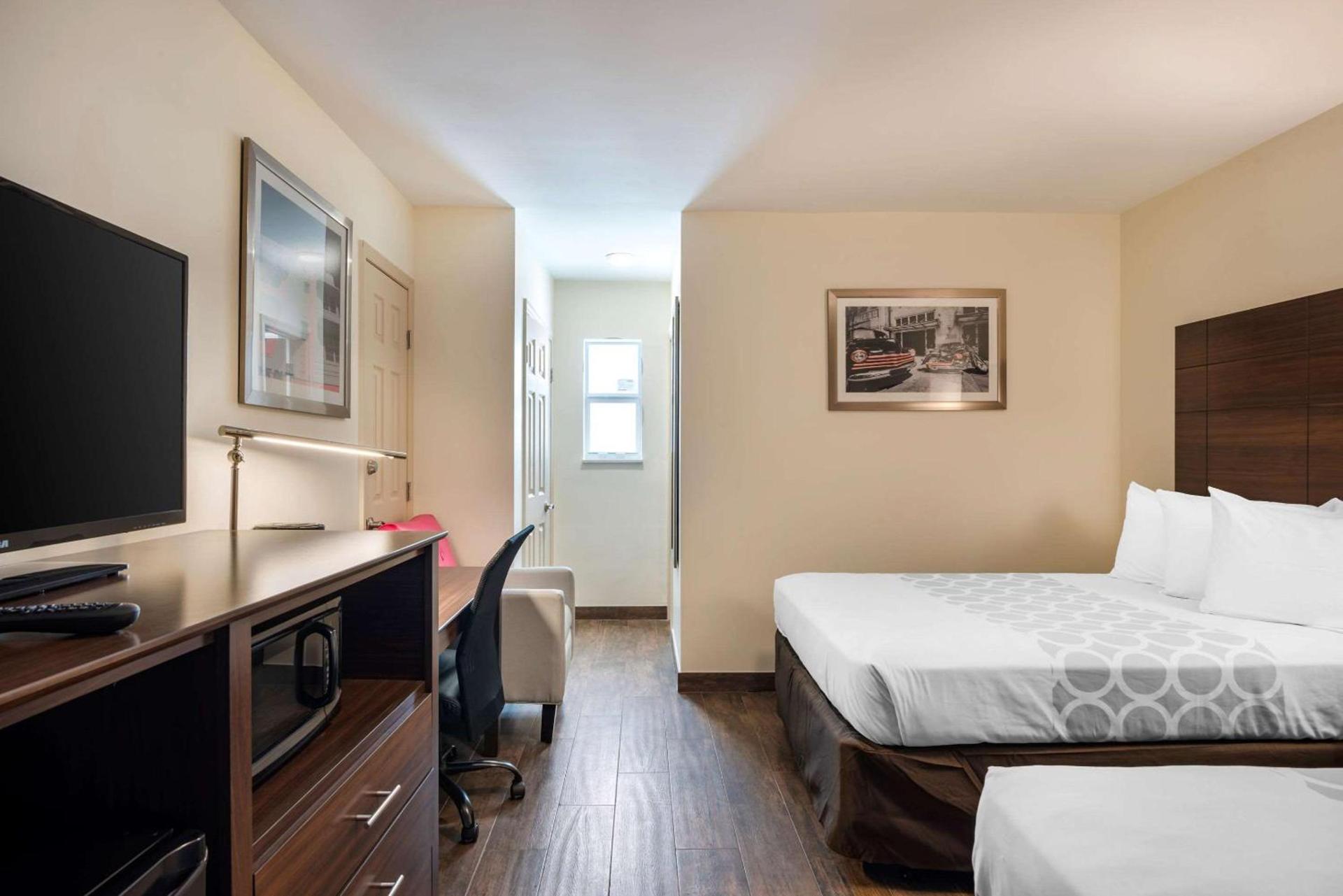Downtown Hollywood Gardens Inn & Suites photo 31