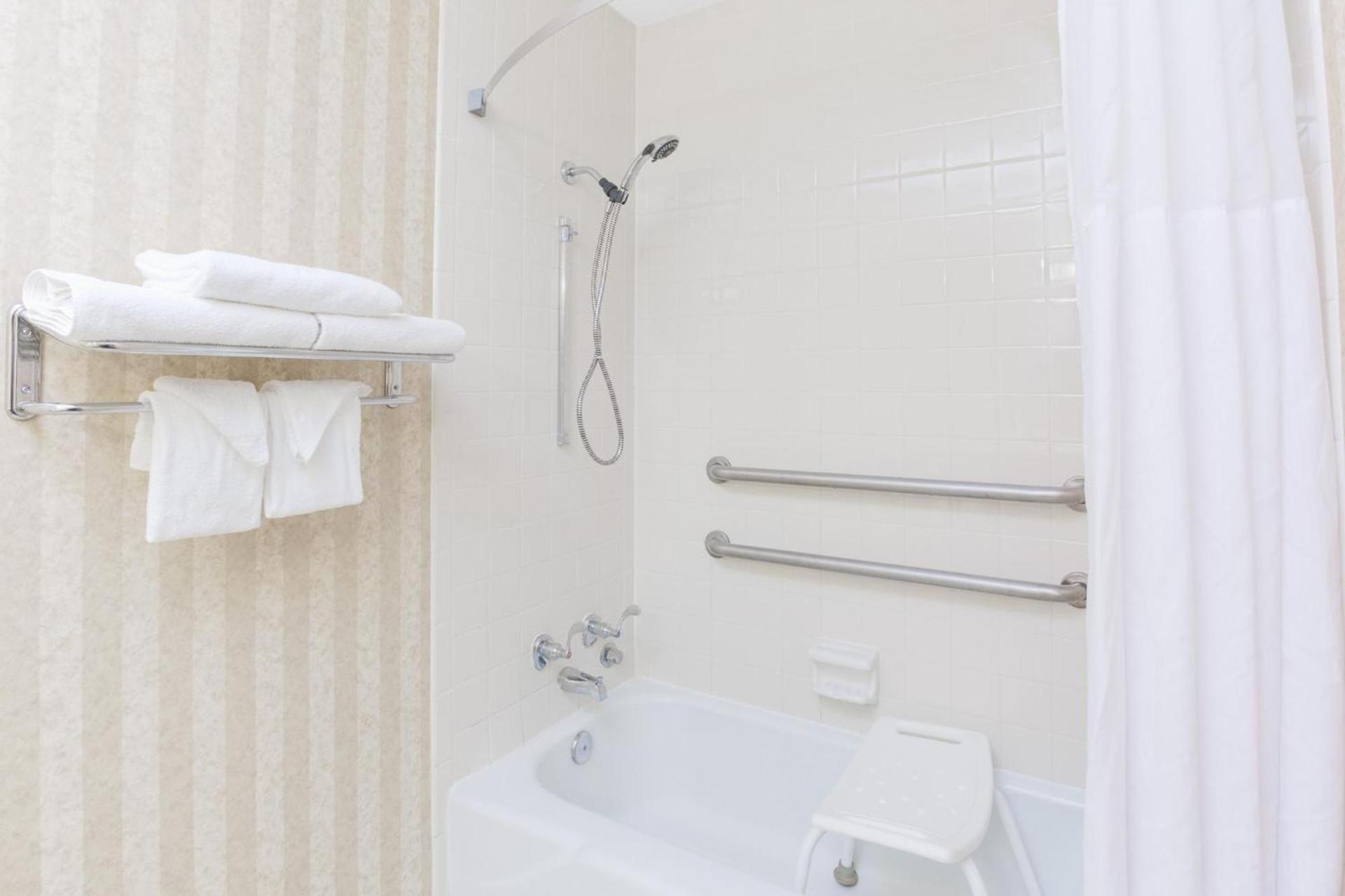 Days Inn by Wyndham Cambridge photo 20