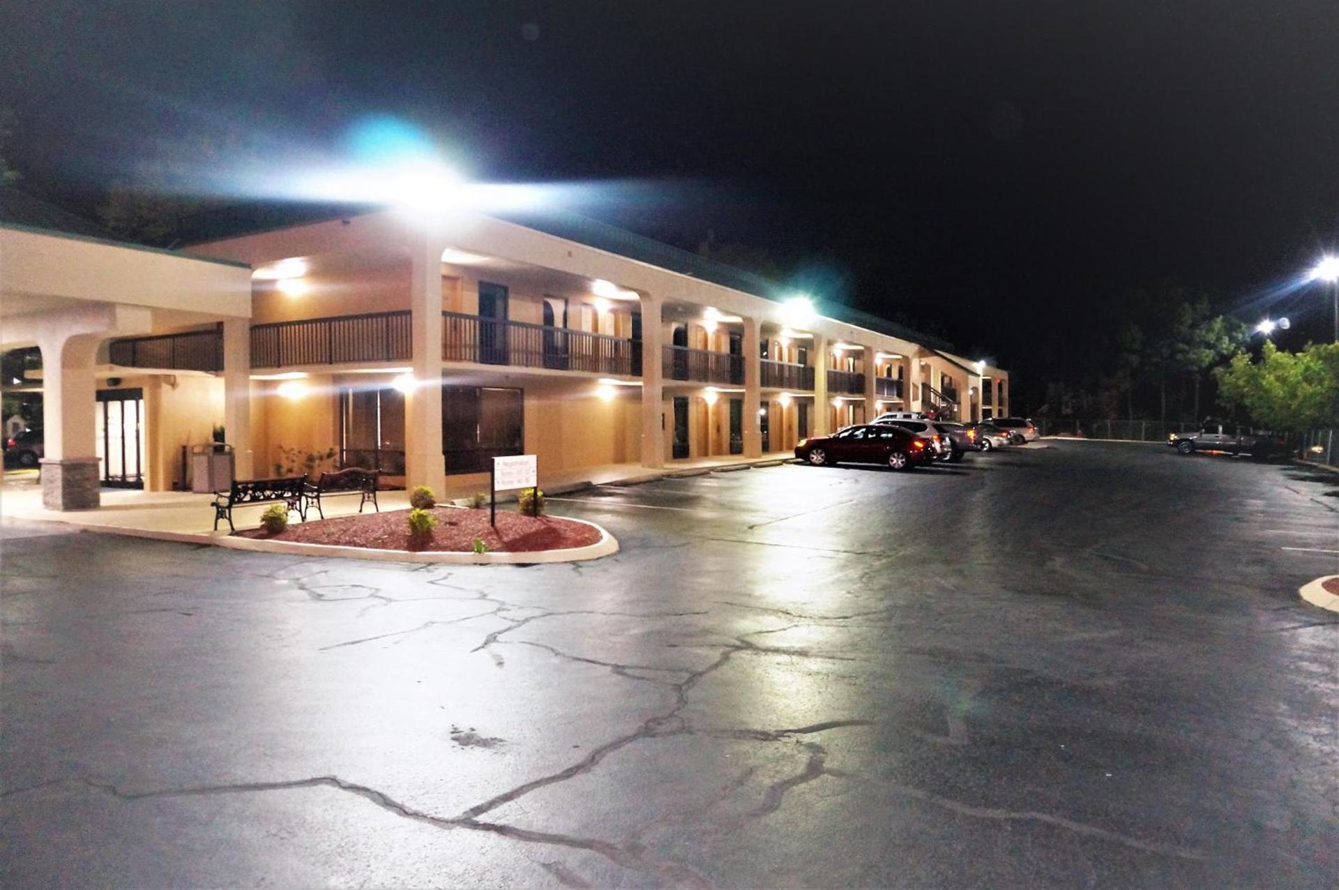 Howard Johnson by Wyndham Greensboro Near the Coliseum photo 40