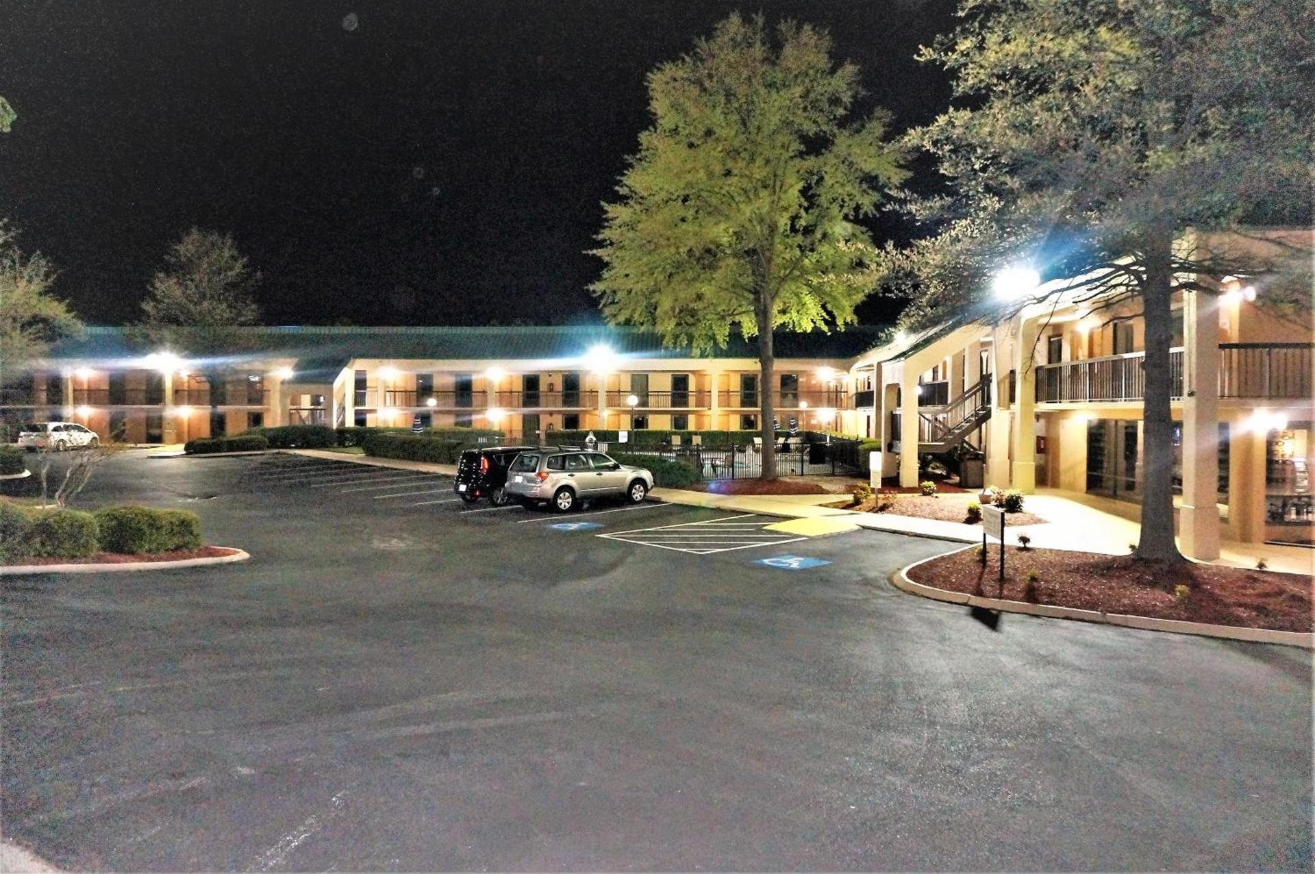 Howard Johnson by Wyndham Greensboro Near the Coliseum photo 41