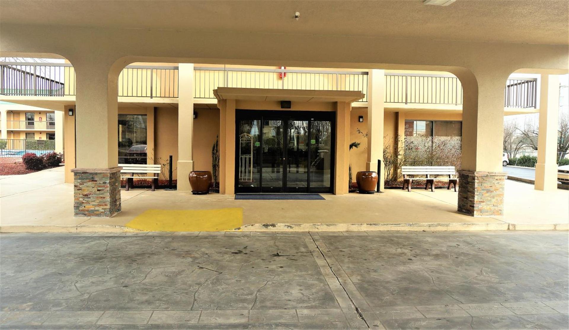 Howard Johnson by Wyndham Greensboro Near the Coliseum photo 53