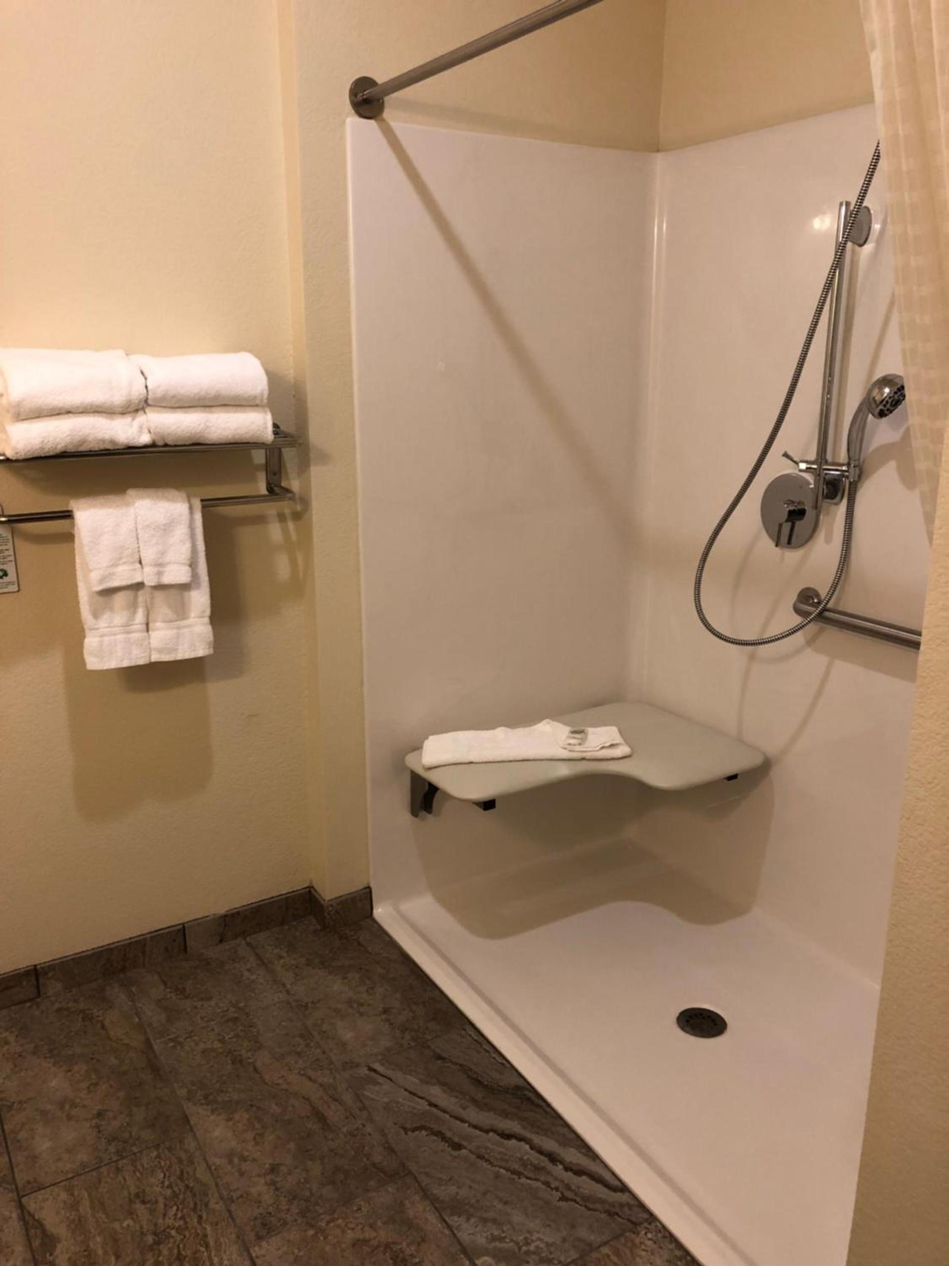 Cobblestone Hotel & Suites - Paxton photo 10