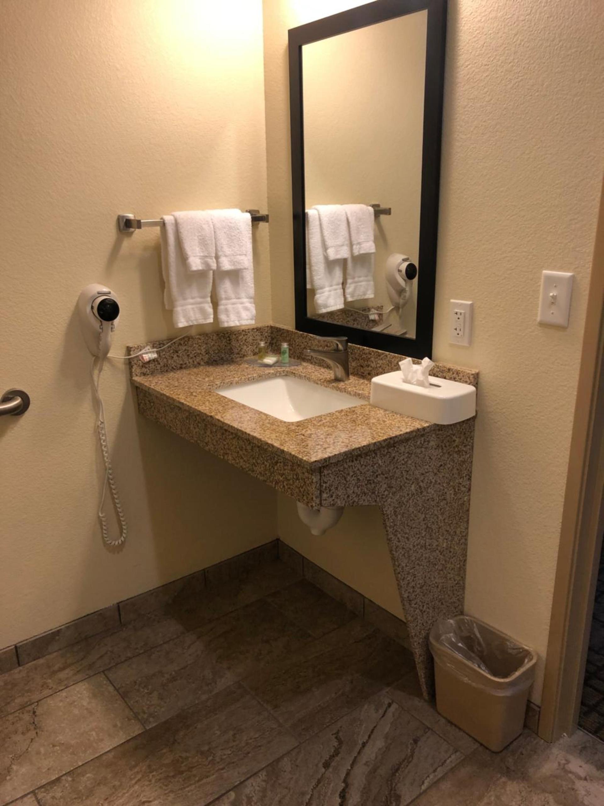 Cobblestone Hotel & Suites - Paxton photo 9
