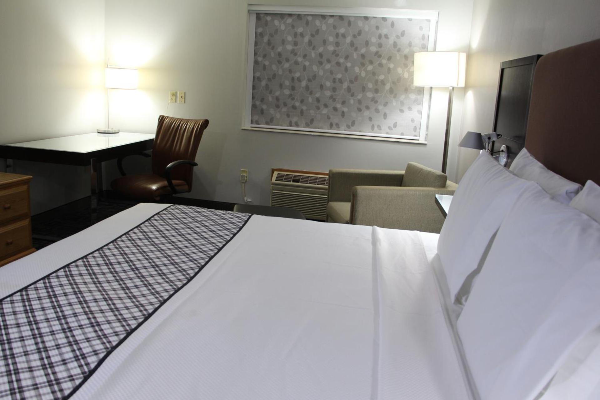 Westbridge Inn & Suites photo 3