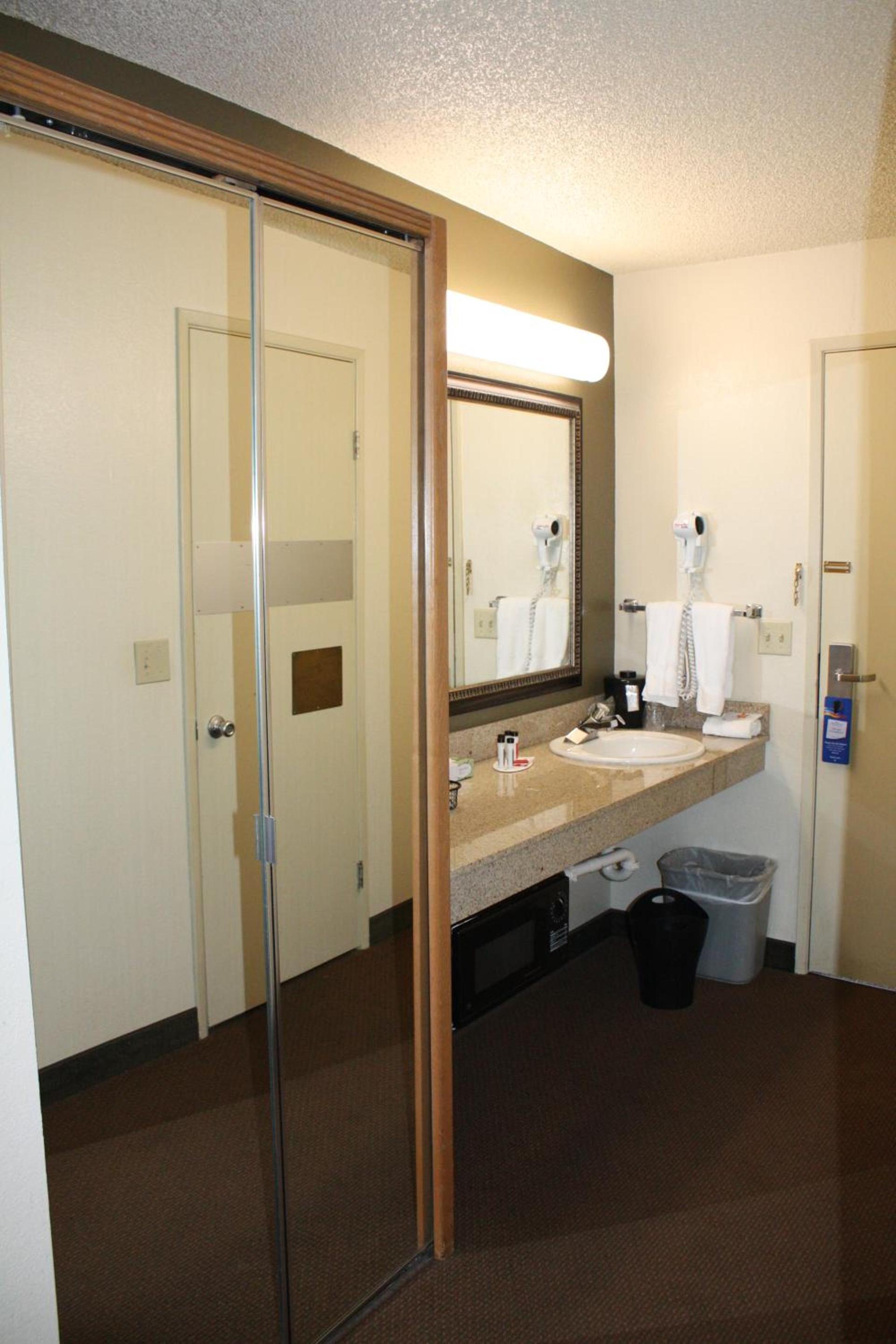 Baymont by Wyndham Yakima Riverfront photo 39