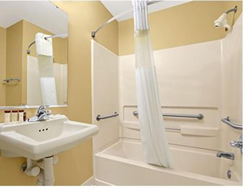 Ramada Limited - Columbia photo 8
