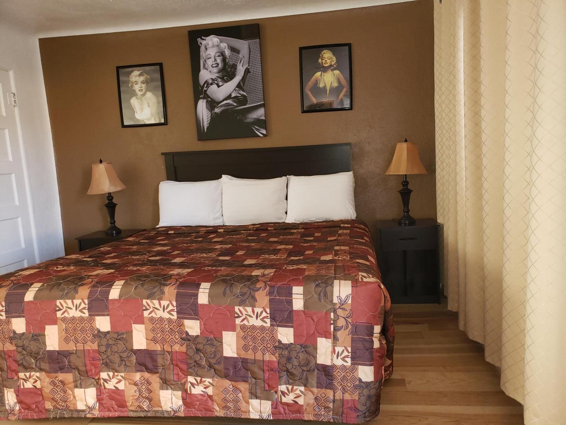 Deluxe Inn photo 39