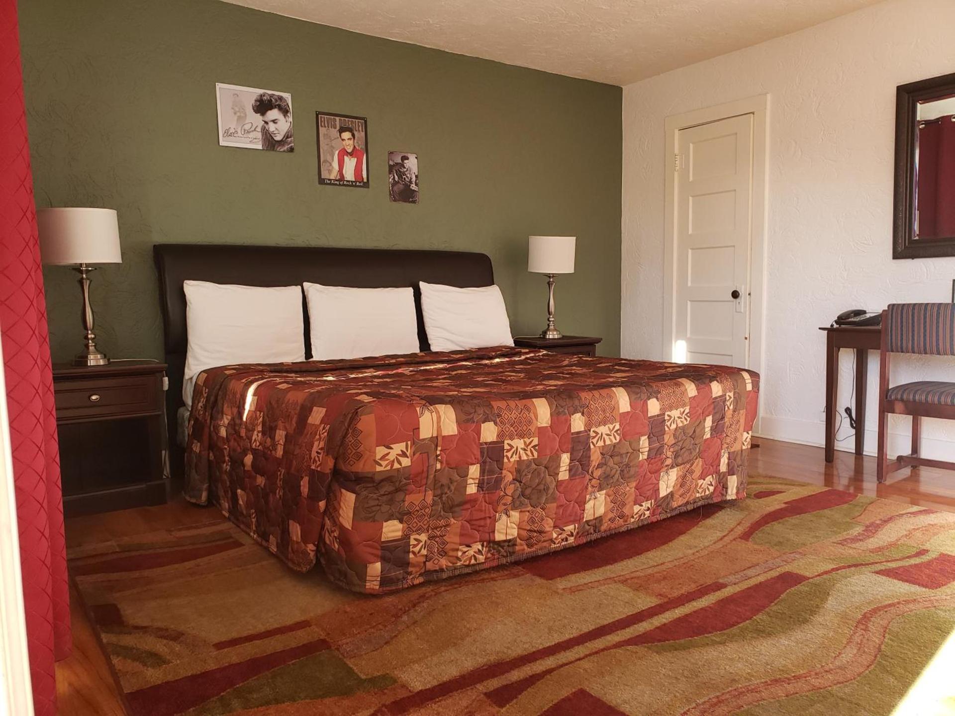 Deluxe Inn photo 40