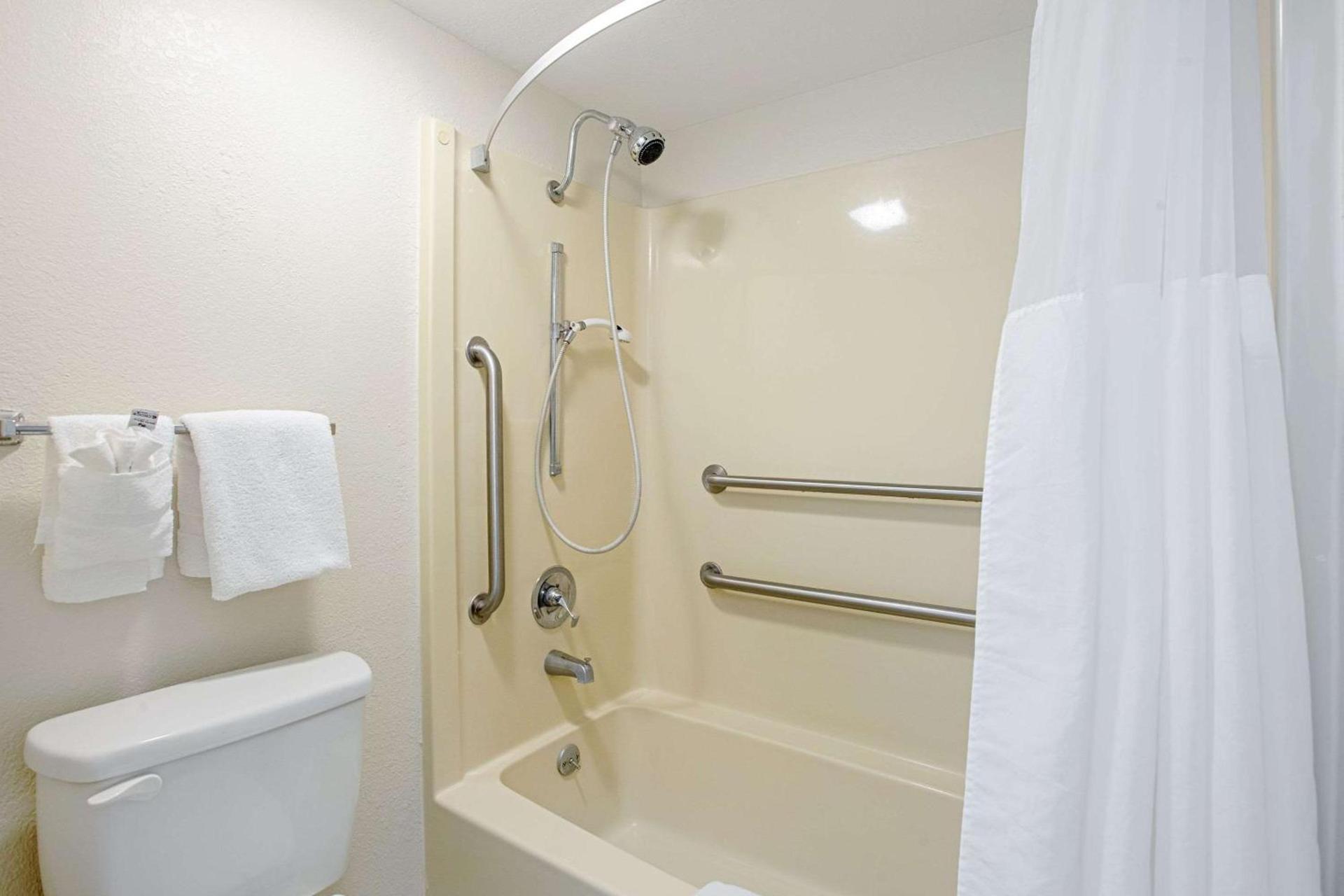 Quality Inn & Suites Live Oak I-10 Exit 283 photo 23