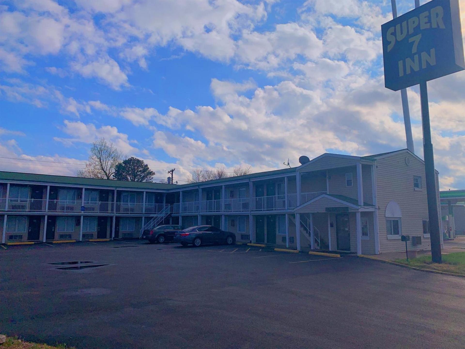 Super 7 Inn photo 1