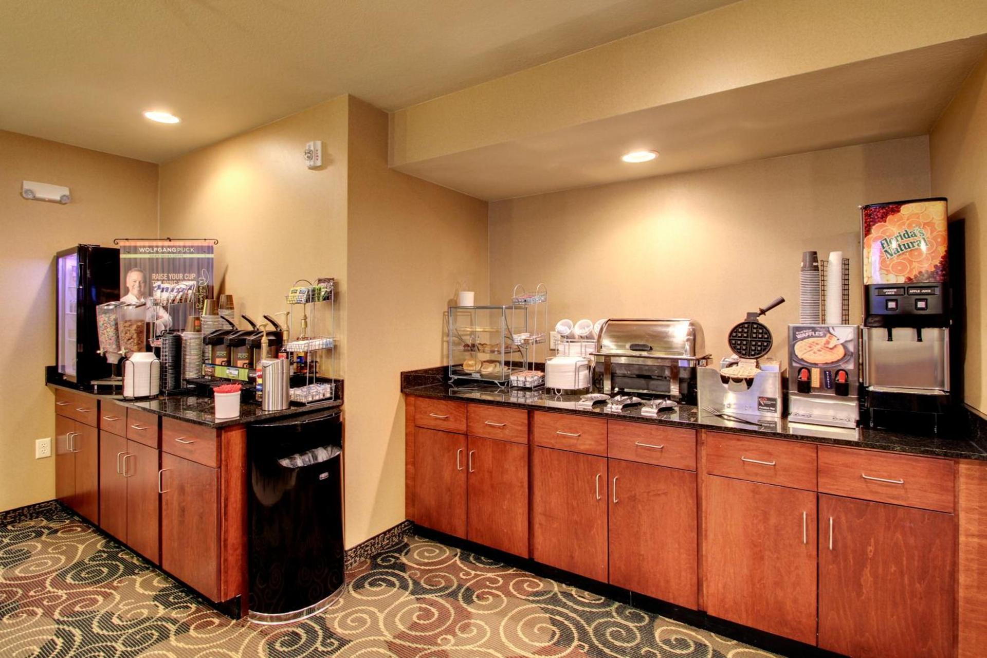 Cobblestone Hotel & Suites - Newton photo 18