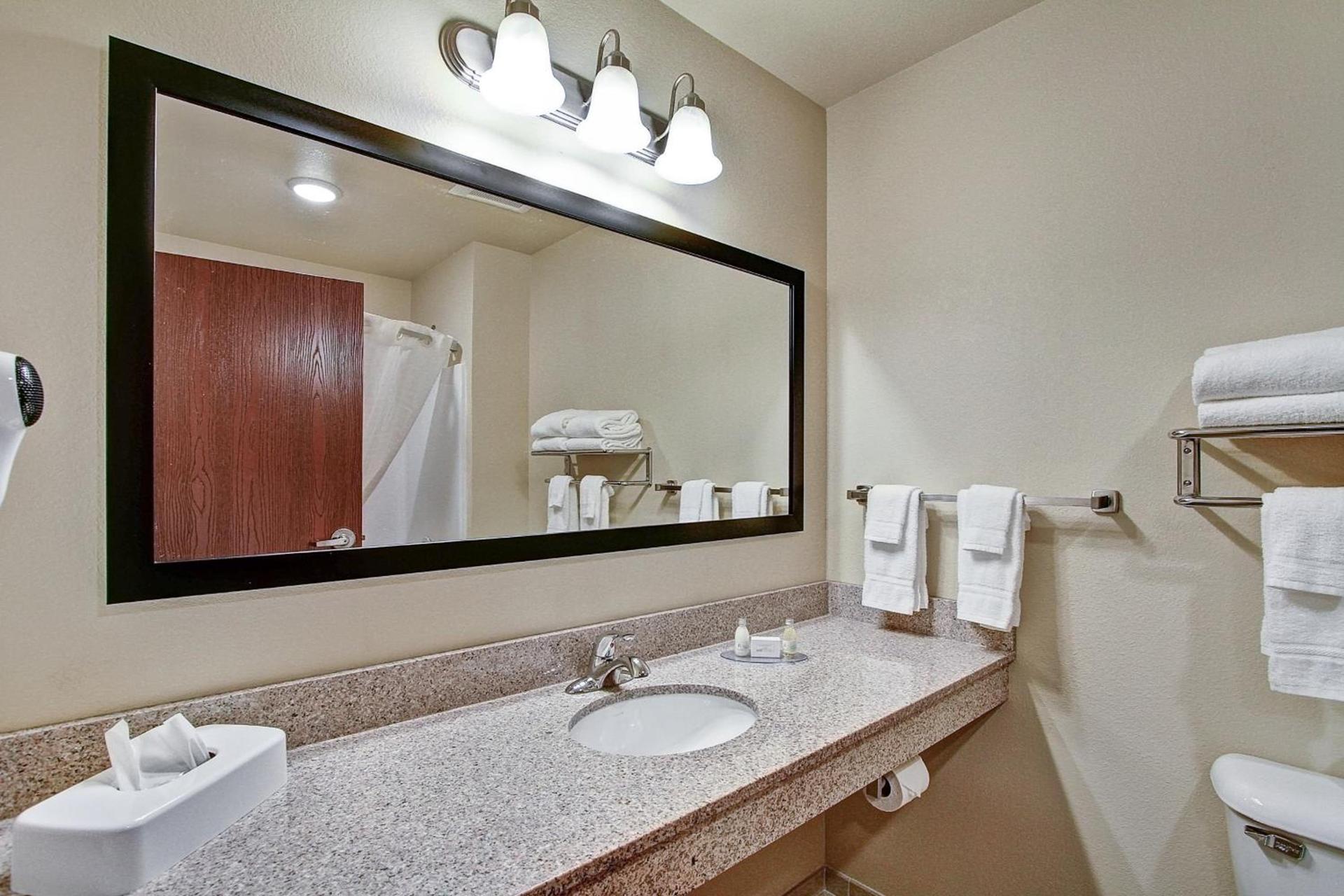 Castle Rock Inn & Suites - Quinter photo 27
