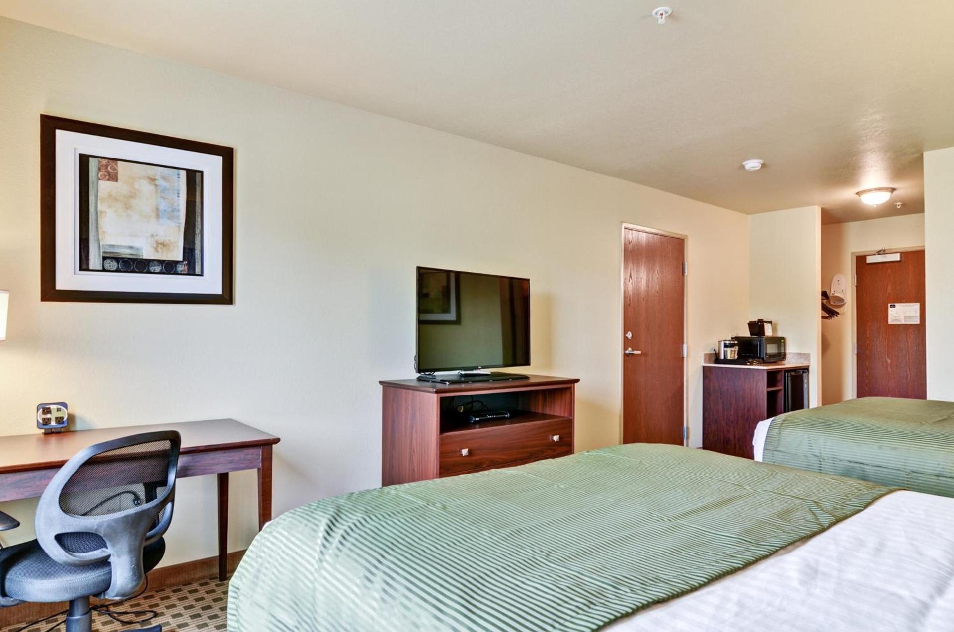 Castle Rock Inn & Suites - Quinter photo 11